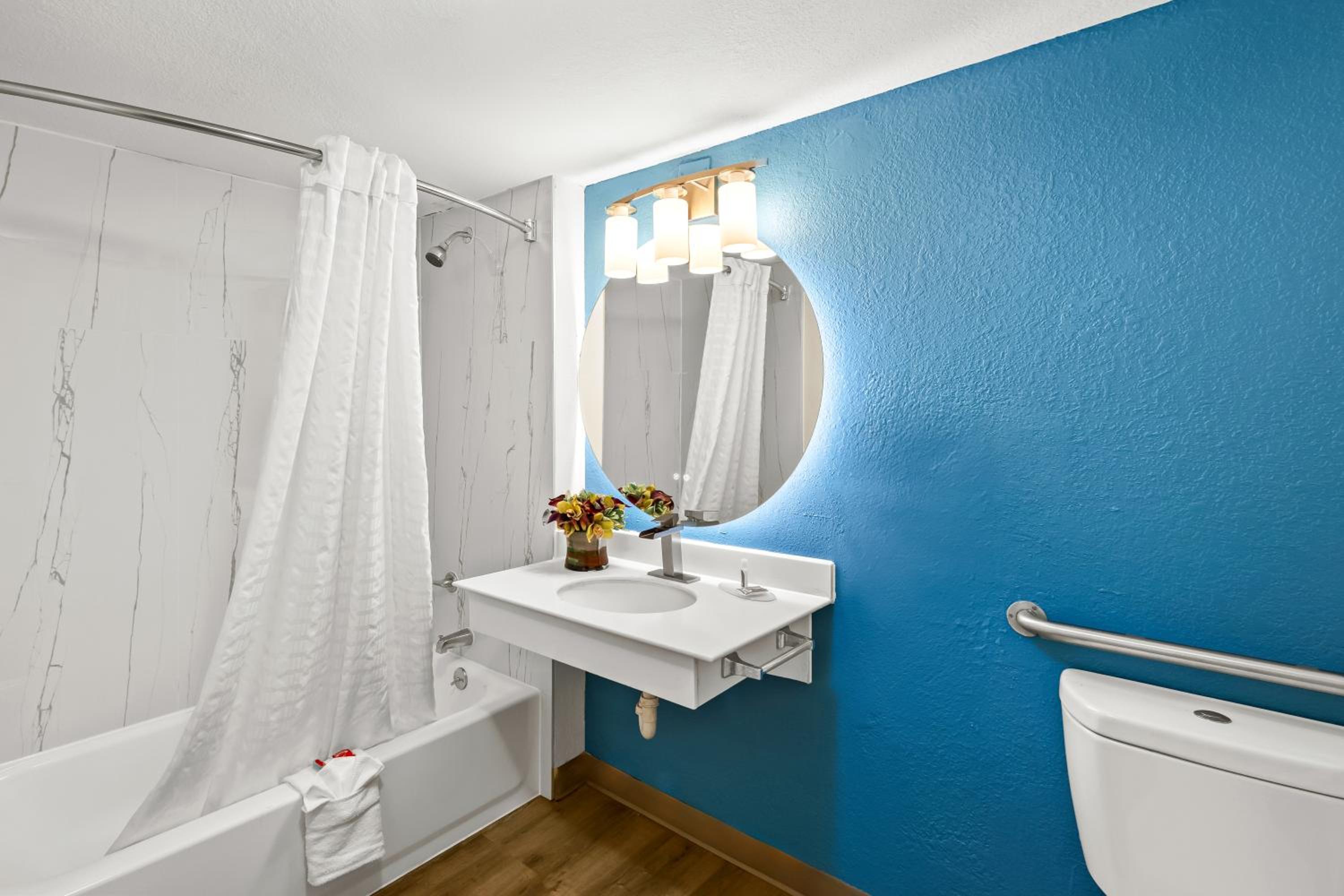 Queen Room - Disability Access/Non Smoking - Photo 1