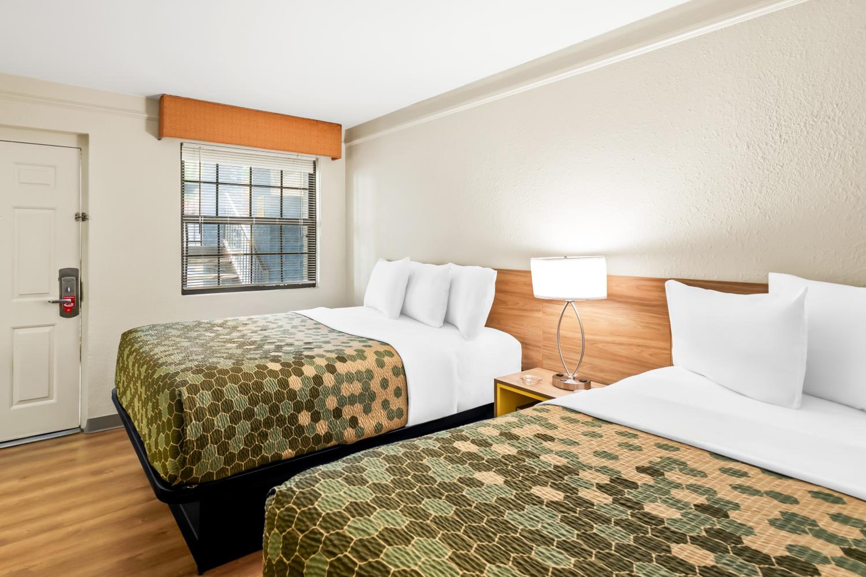 Queen Room with Two Queen Beds - Smoking - Photo 2