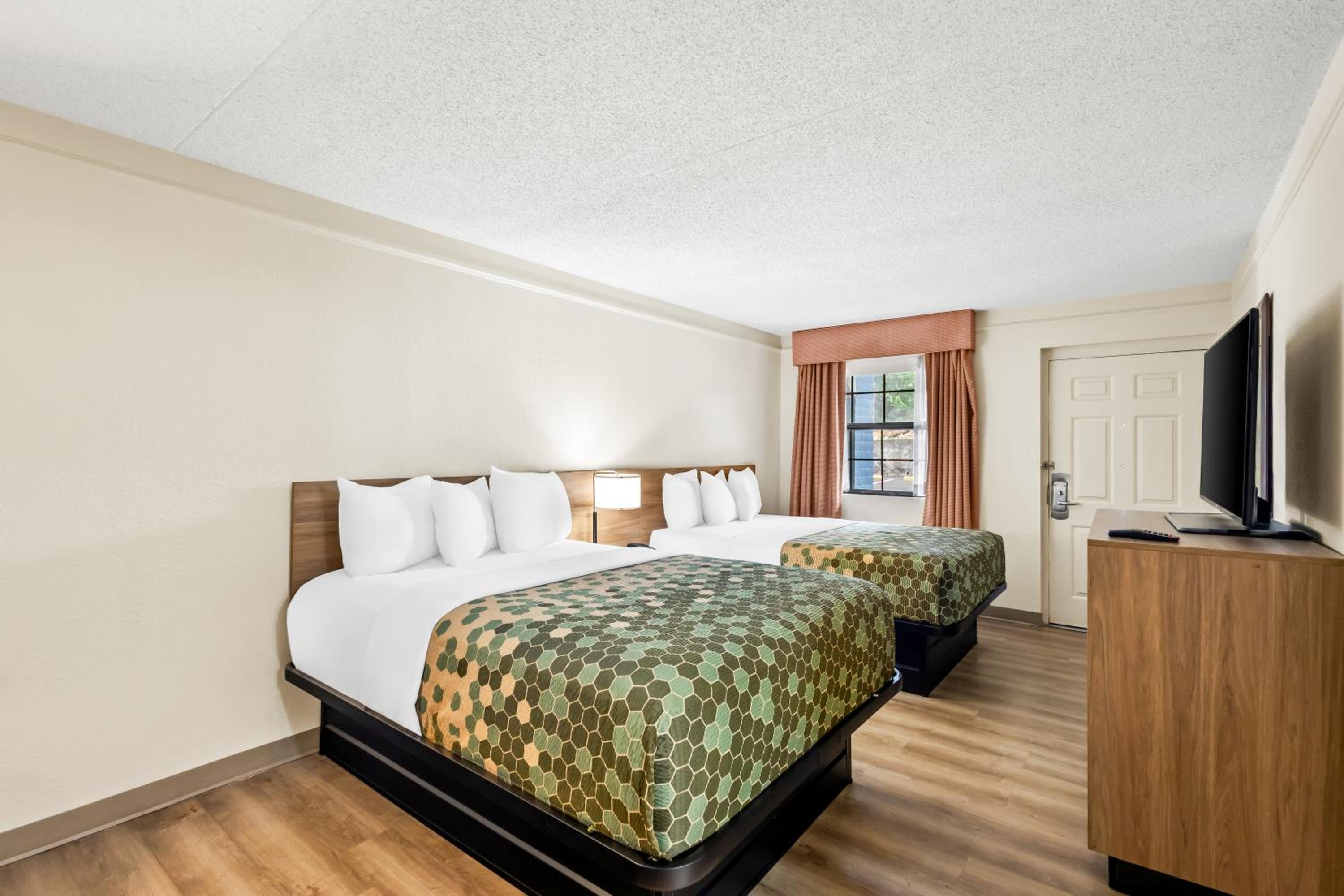 Queen Room - Disability Access/Non Smoking - Photo 4