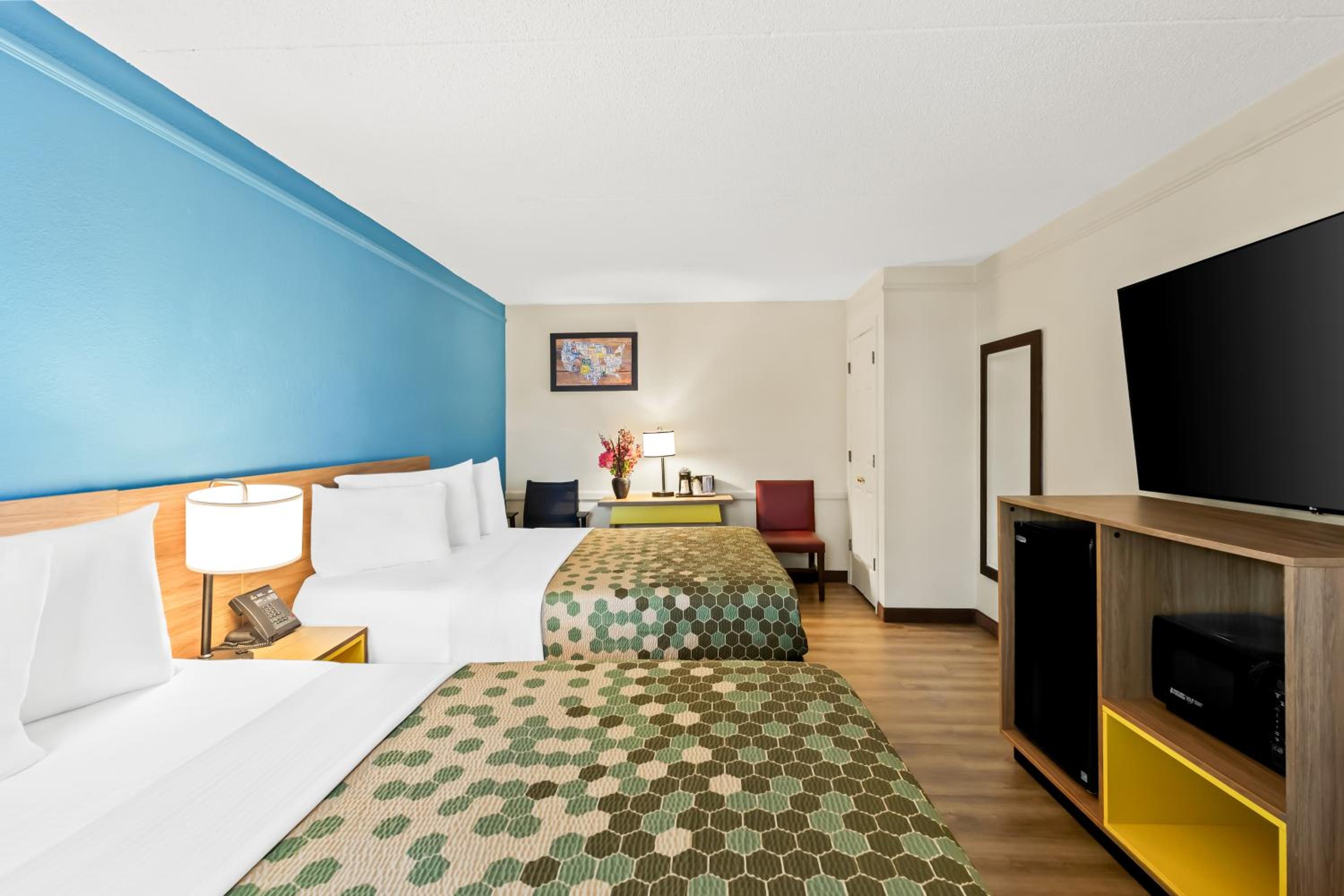 Quadruple Room with Two Queen Beds - Non Smoking - Photo 3