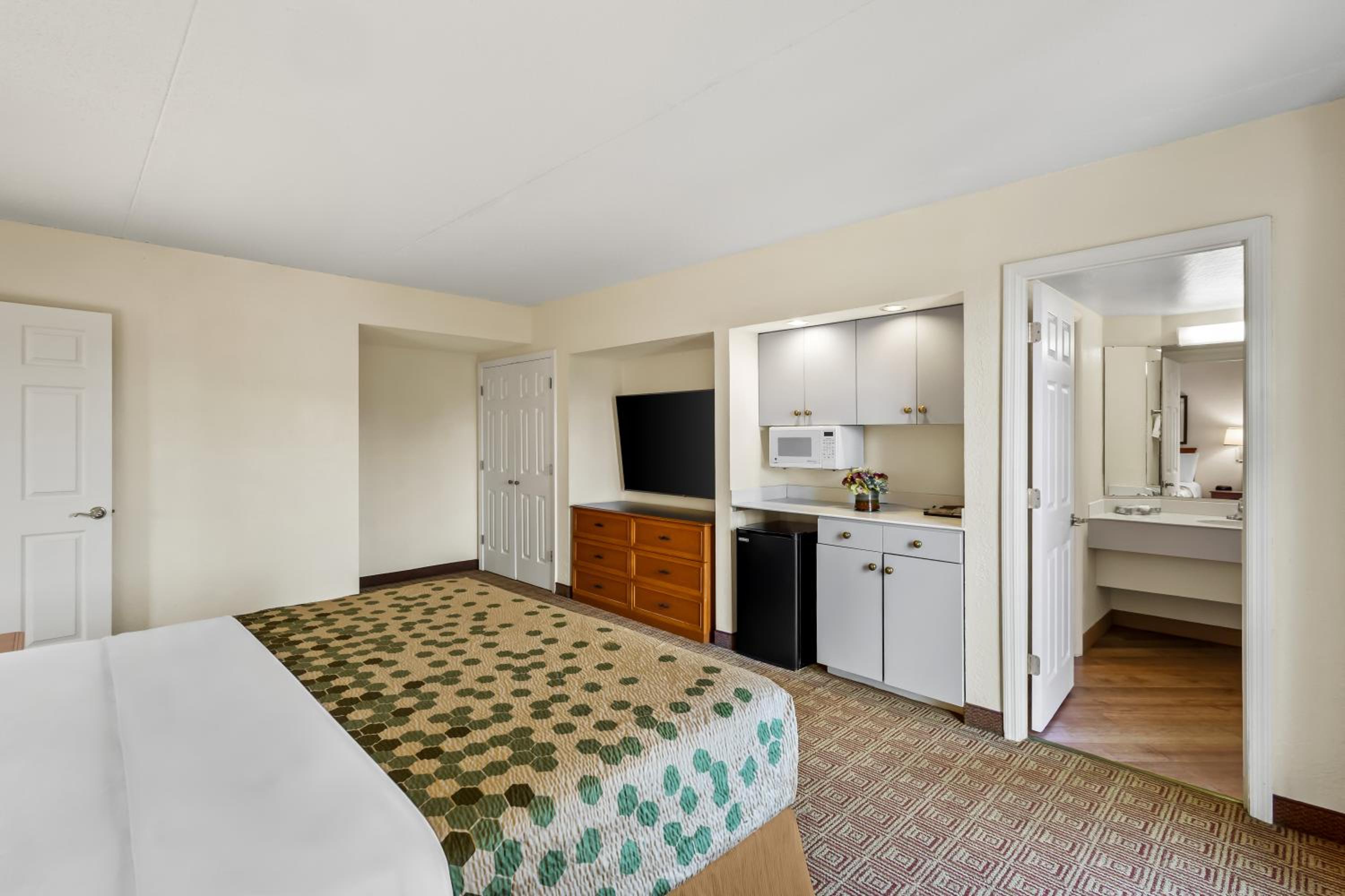King Suite - Non Smoking - Photo 5