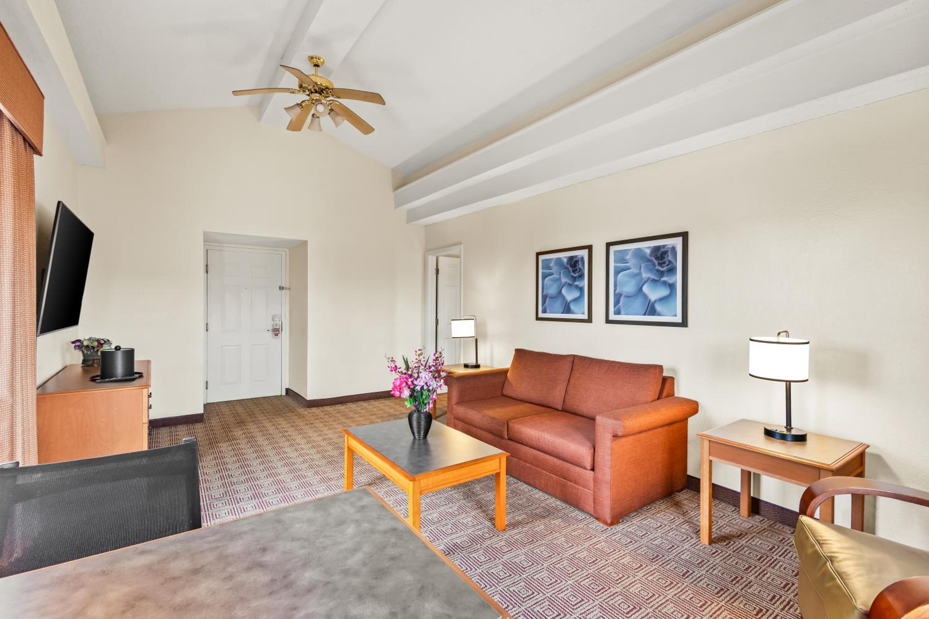 King Suite - Non Smoking - Photo 3