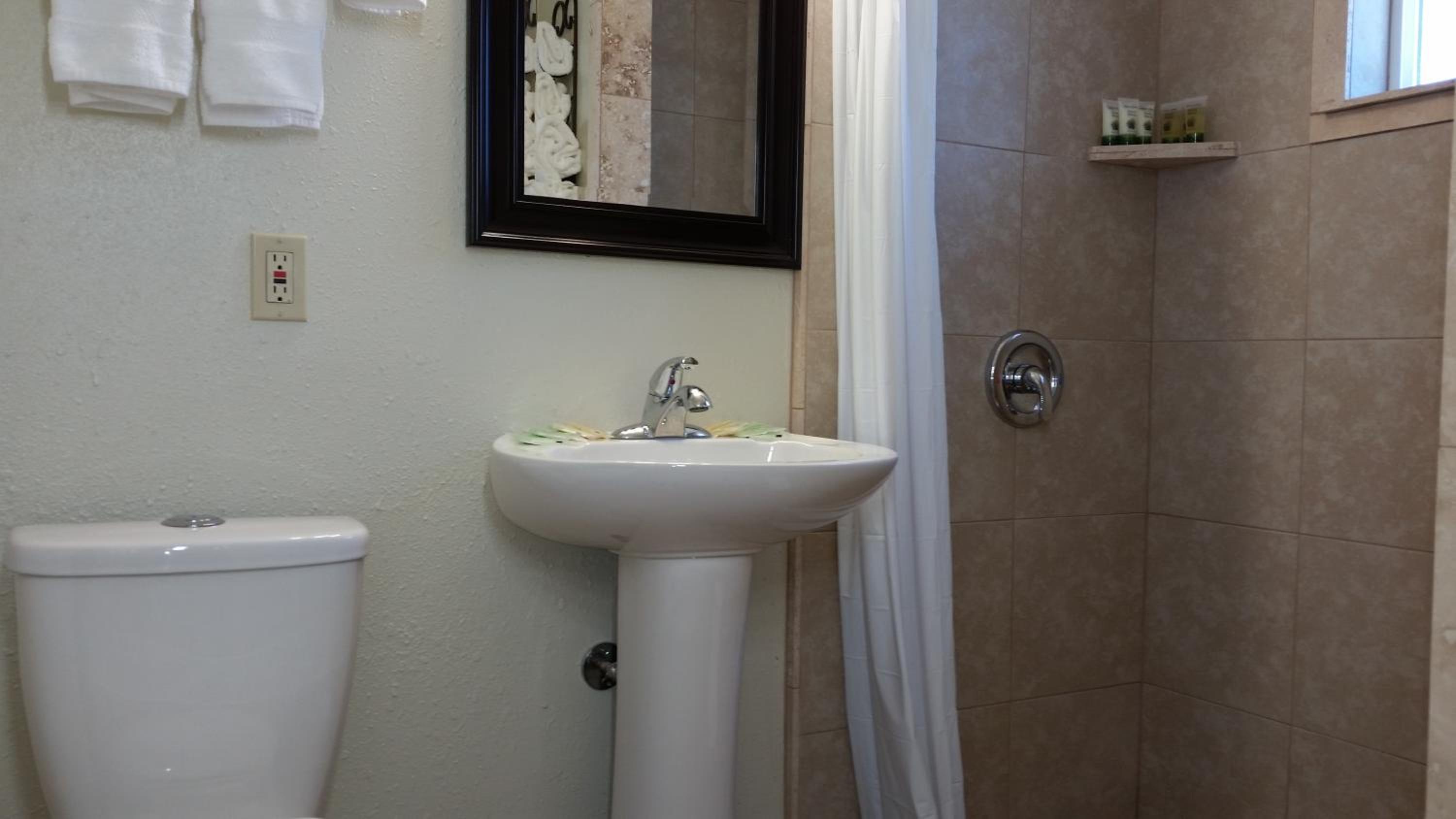 Queen Room with Kitchen photo 2