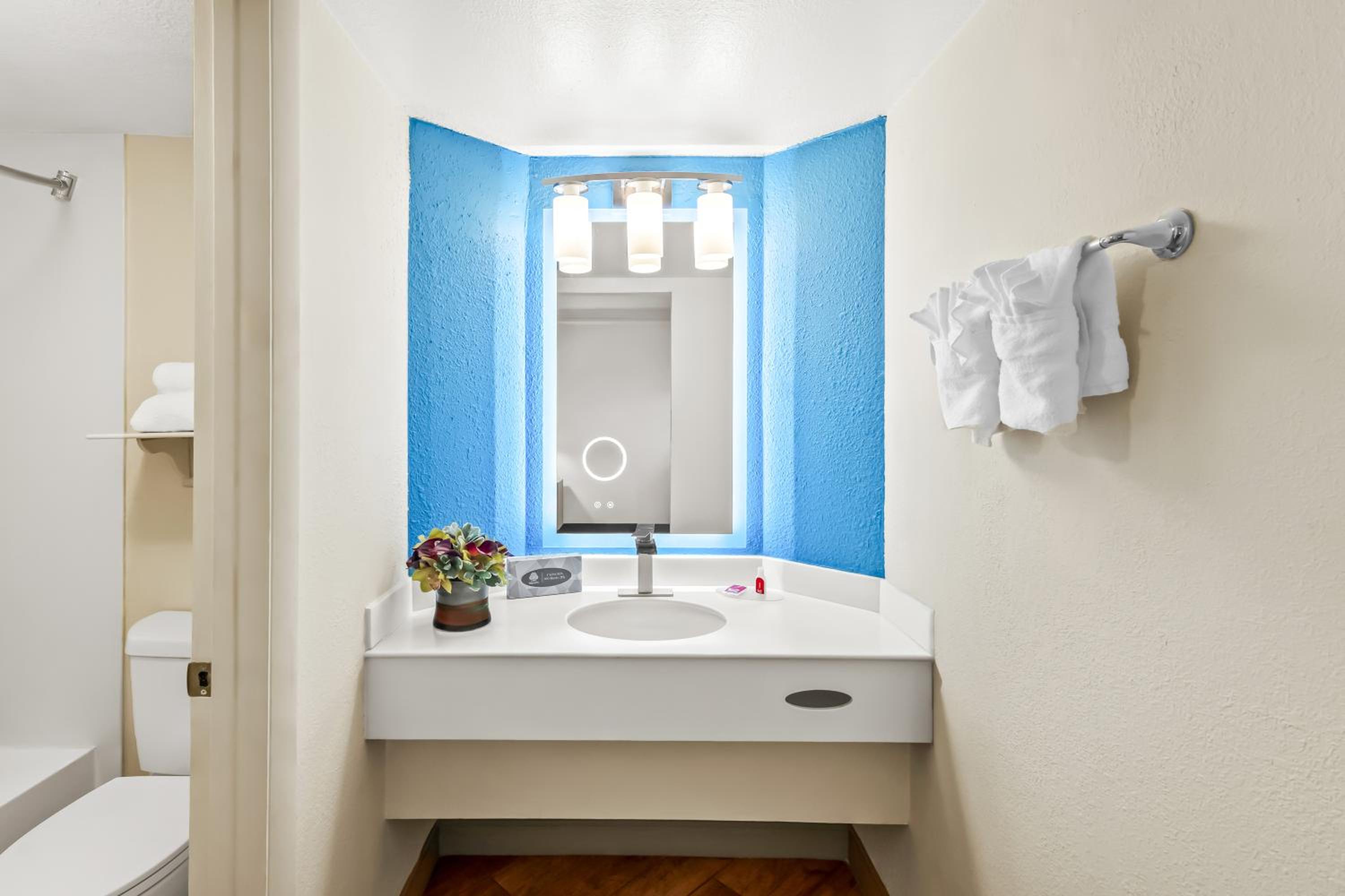 King Room - Non Smoking - Photo 3