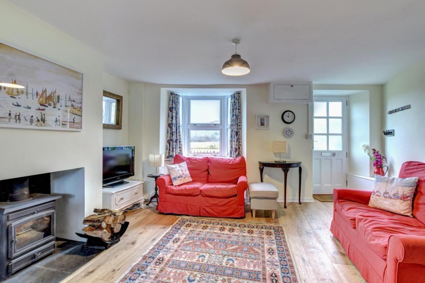 Three-Bedroom House photo 2