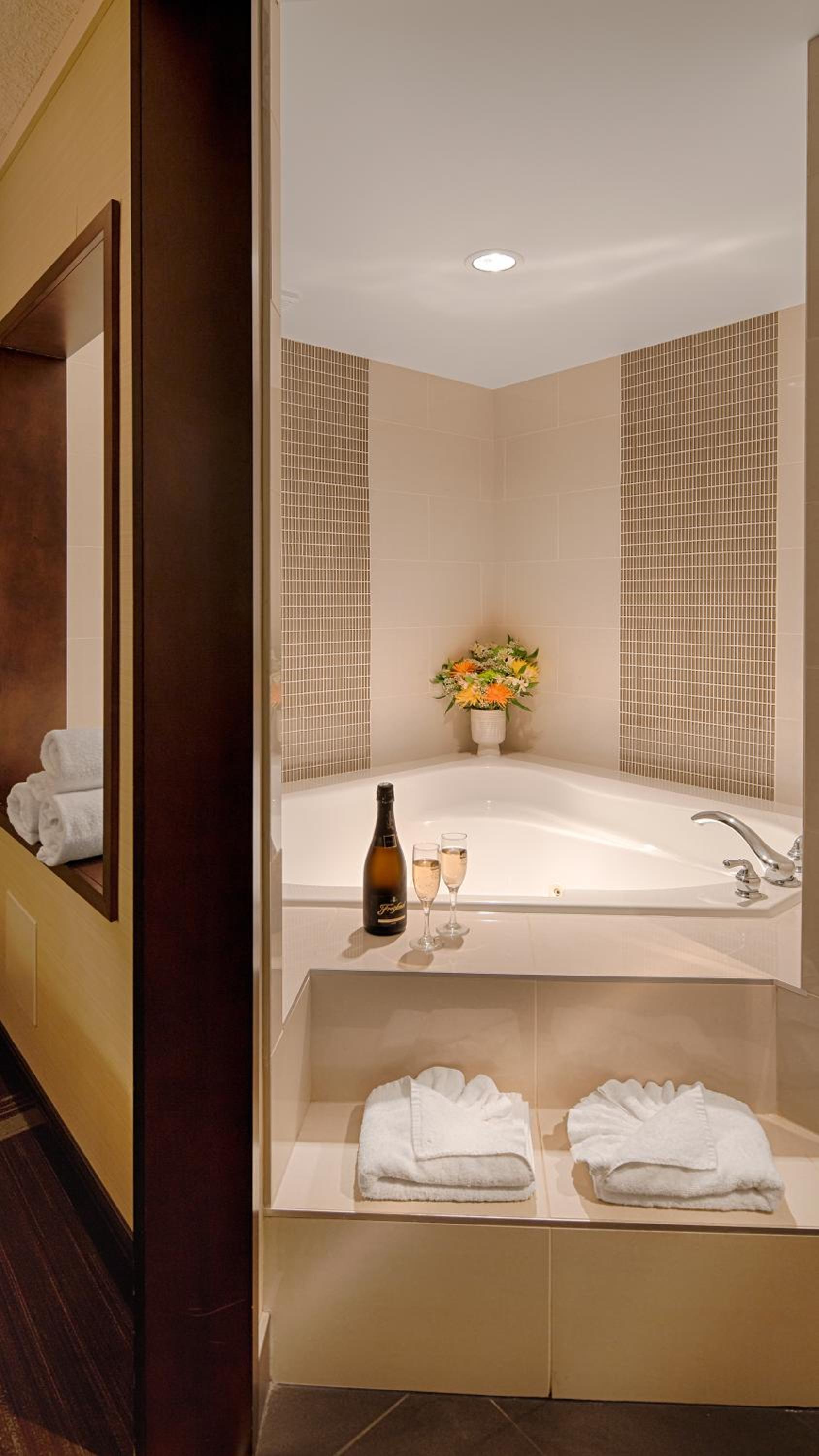 King Suite with Fireplace and Hot Tub - Non-Smoking - Photo 2