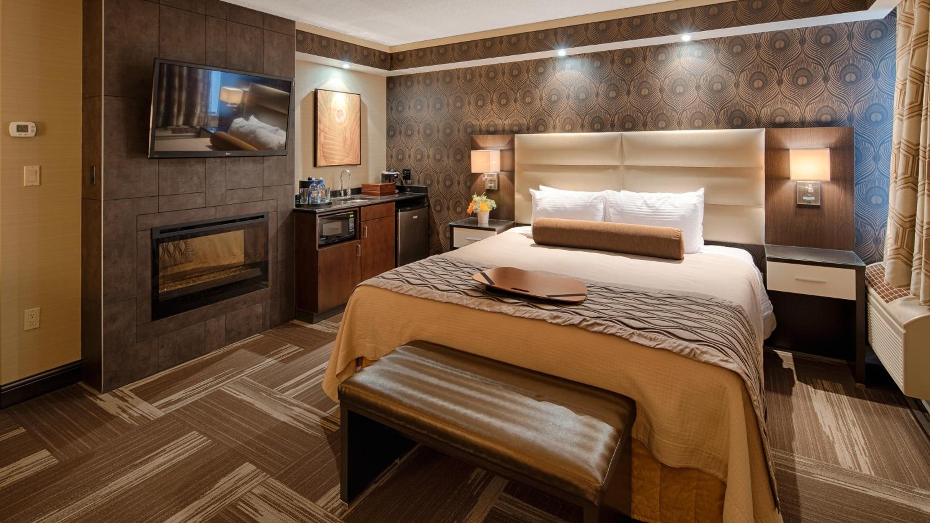 King Suite with Fireplace and Hot Tub - Non-Smoking - Photo 1