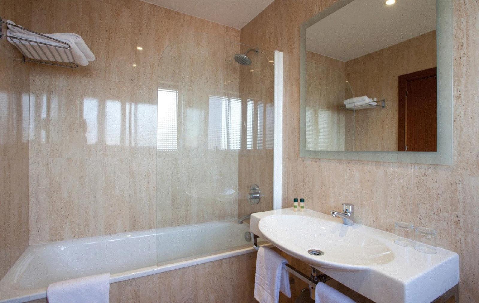 Standard Double or Twin Room - Photo 2