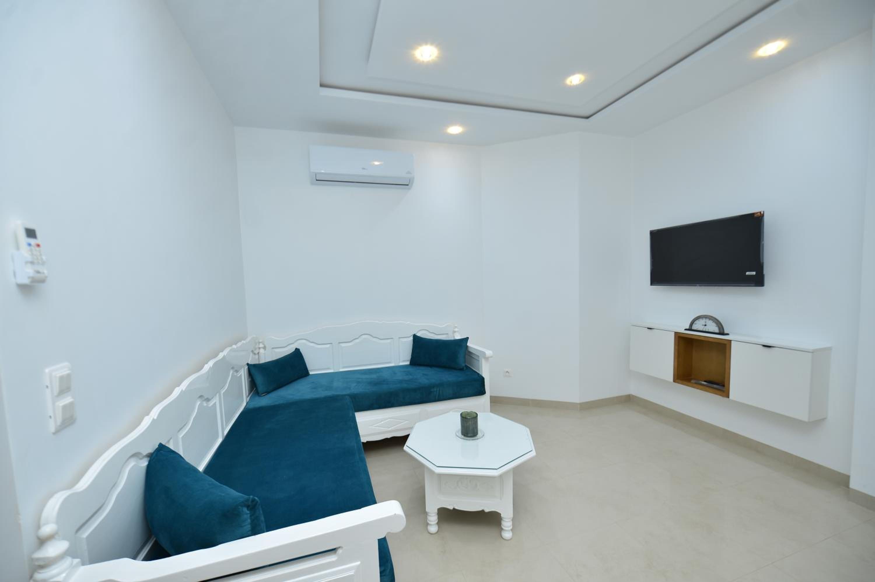 Family Two-Bedroom Apartment with View photo 3