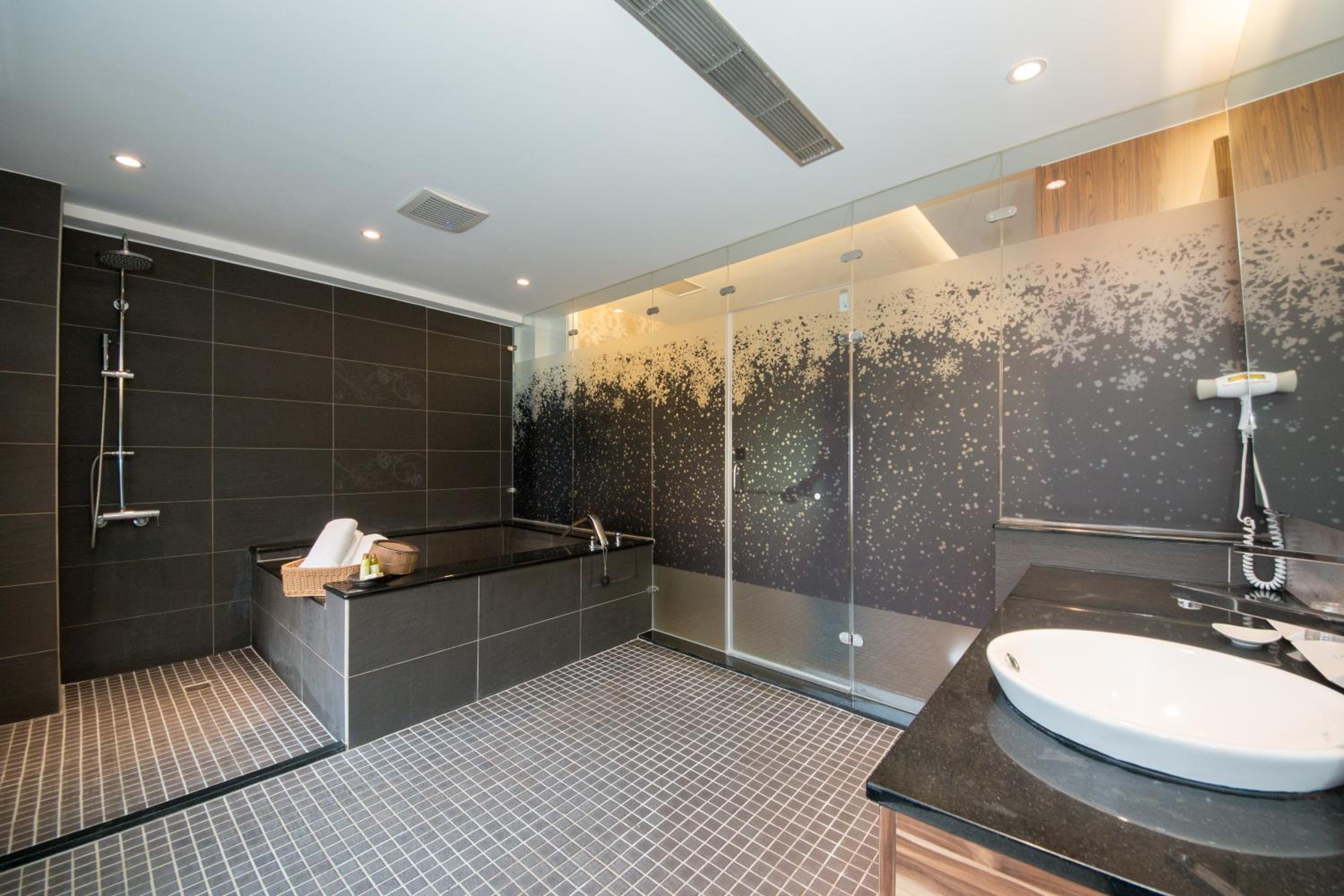 Deluxe Family Suite photo 1
