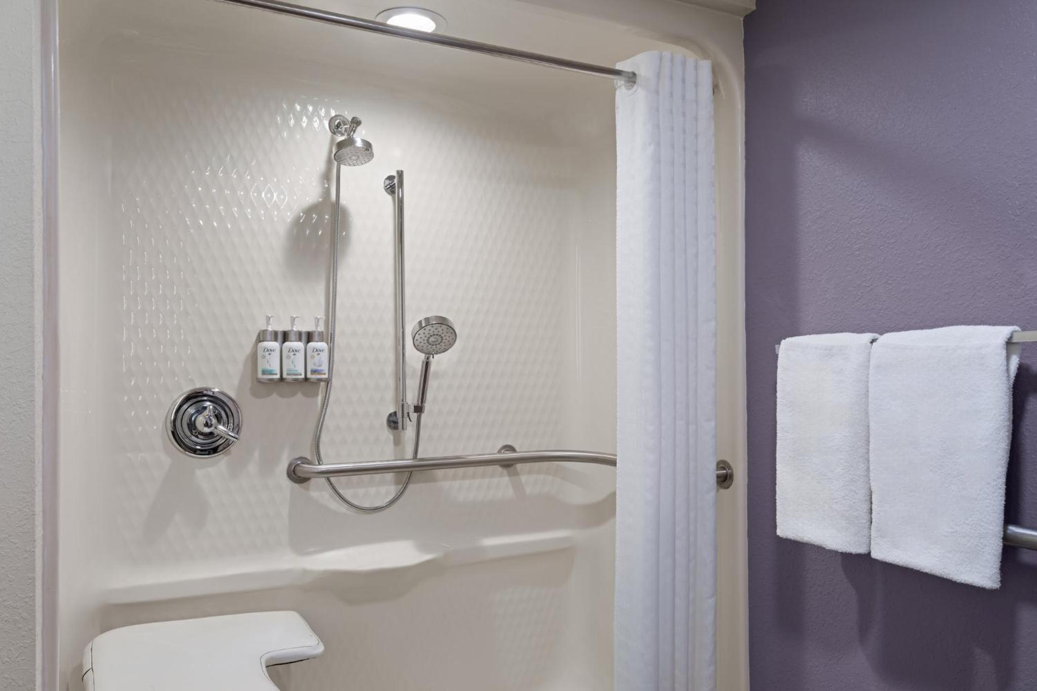 King Room with Hearing Accessible Roll In Shower - Non-Smoking - Photo 4