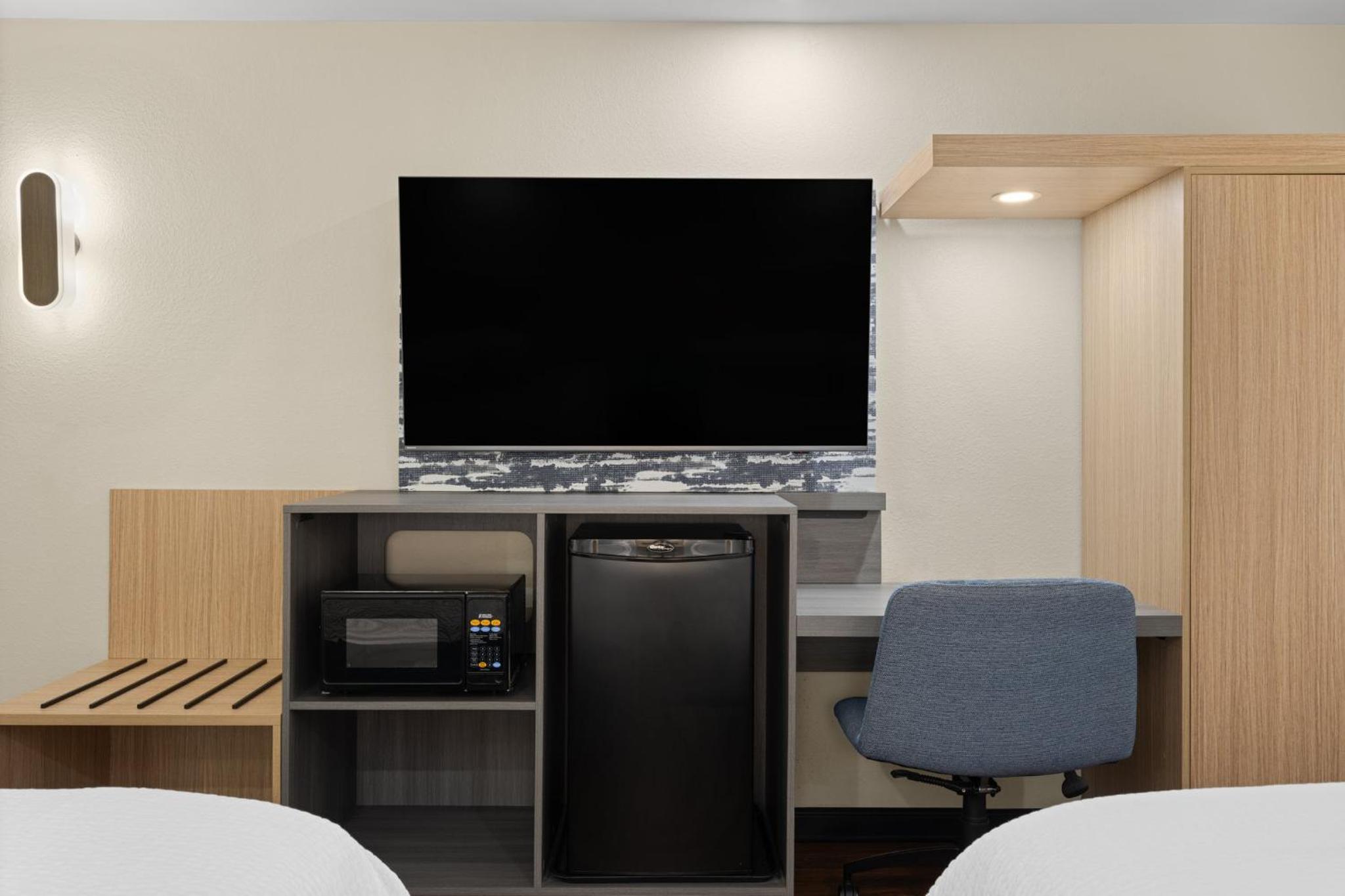 Standard Room with Two Queen Beds - Photo 3