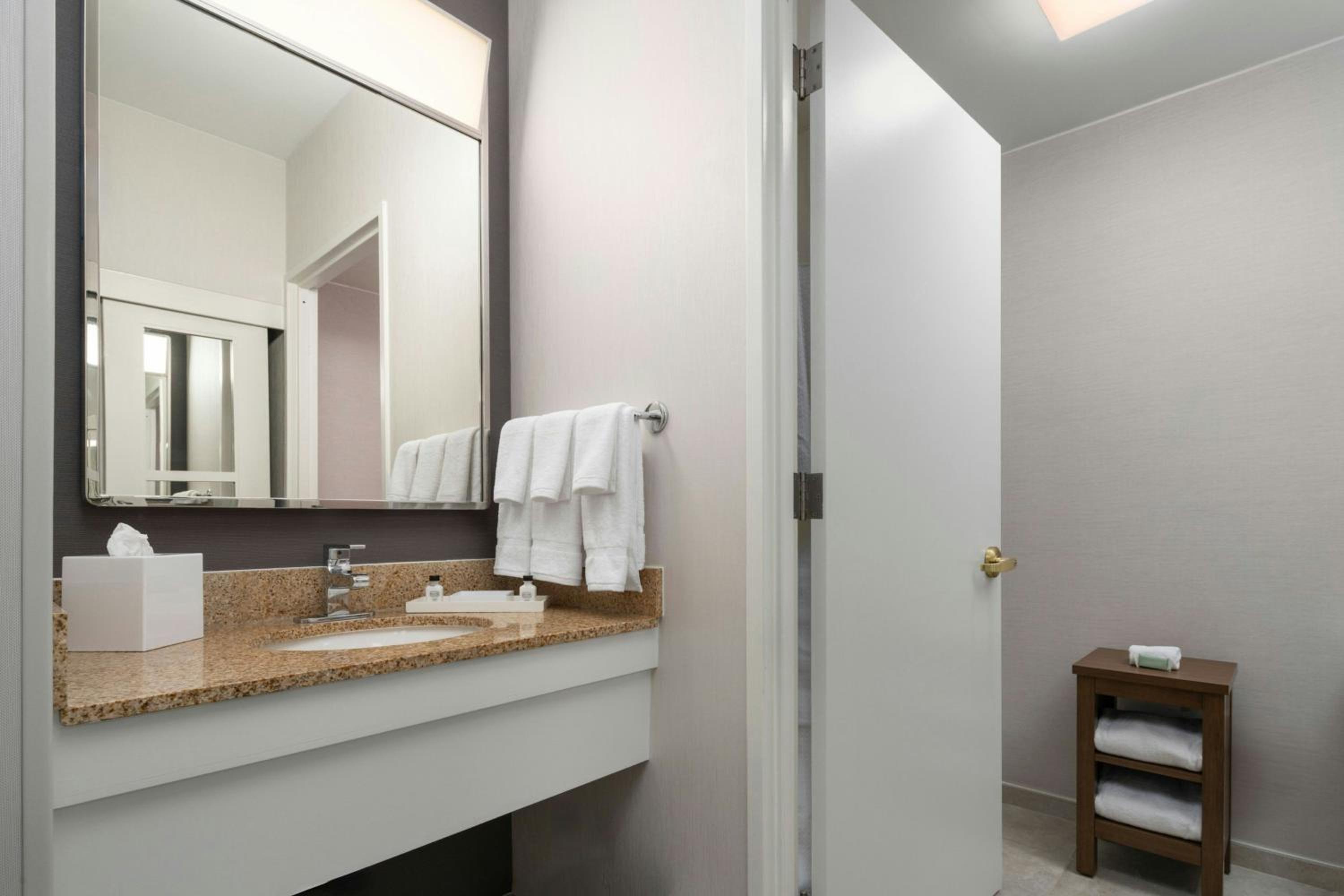 Corner Junior King Suite - Mobility Accessible with Tub