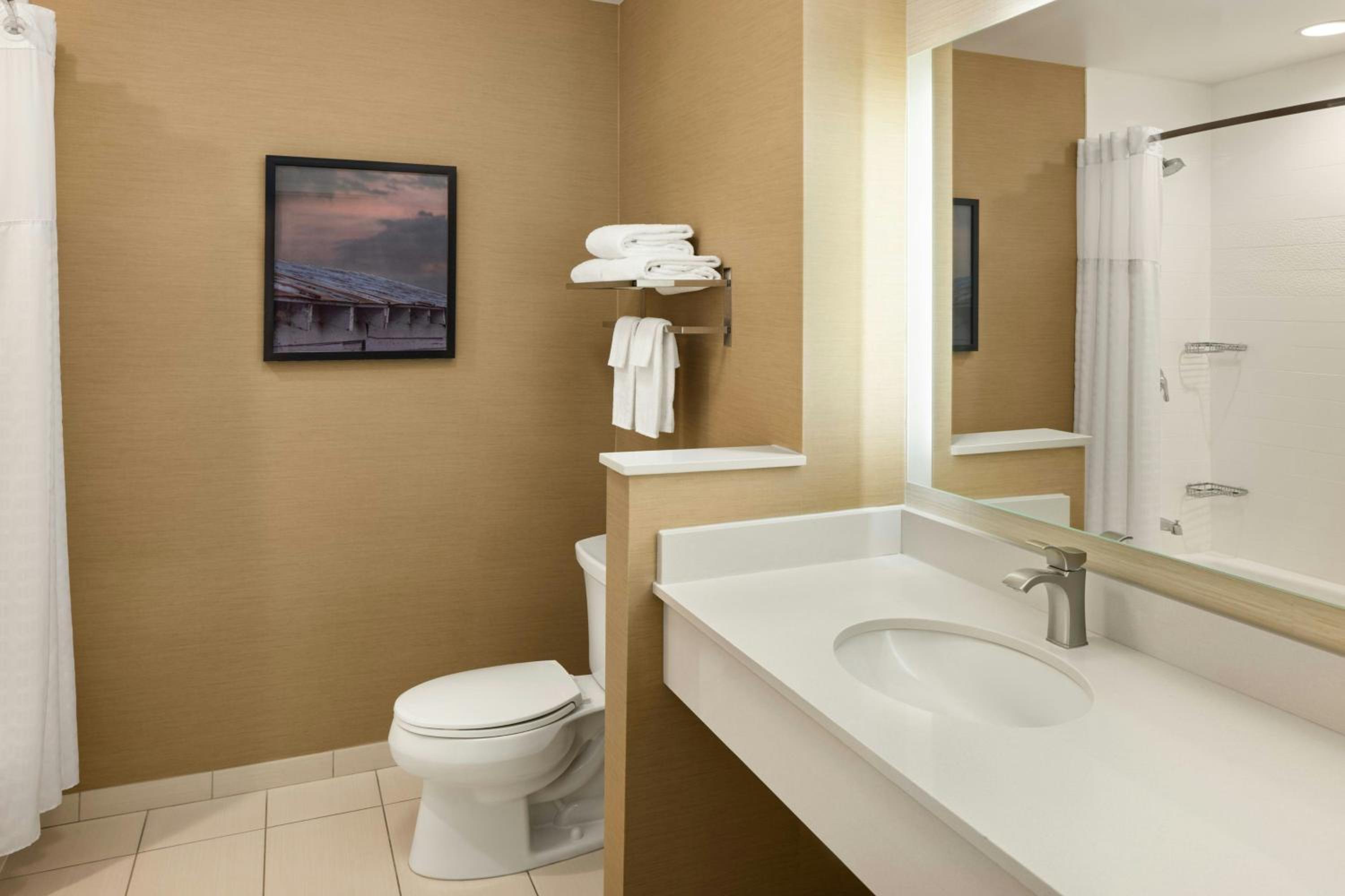 Queen Room with Two Queen Beds and Roll-in Shower - Mobility and Hearing Accessible photo 3
