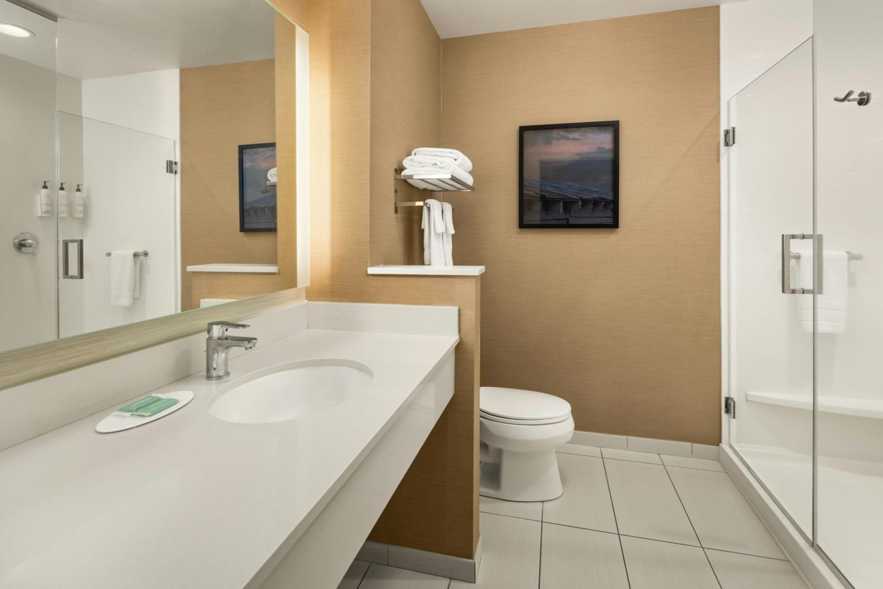 King Room - Hearing Accessible photo 2