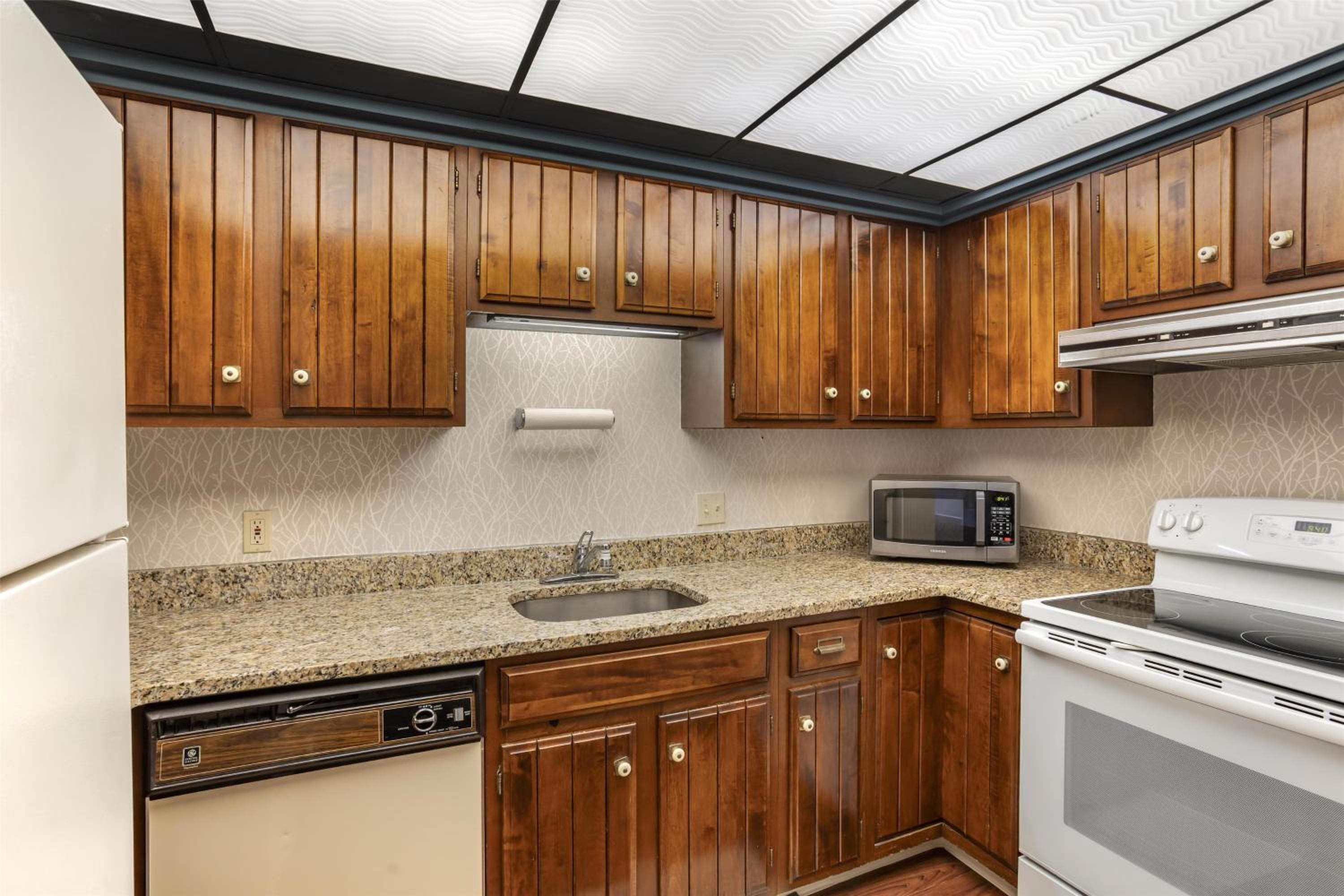One-Bedroom Executive King Apartment with Full Kitchen and Living Room - Non-Smoking photo 3