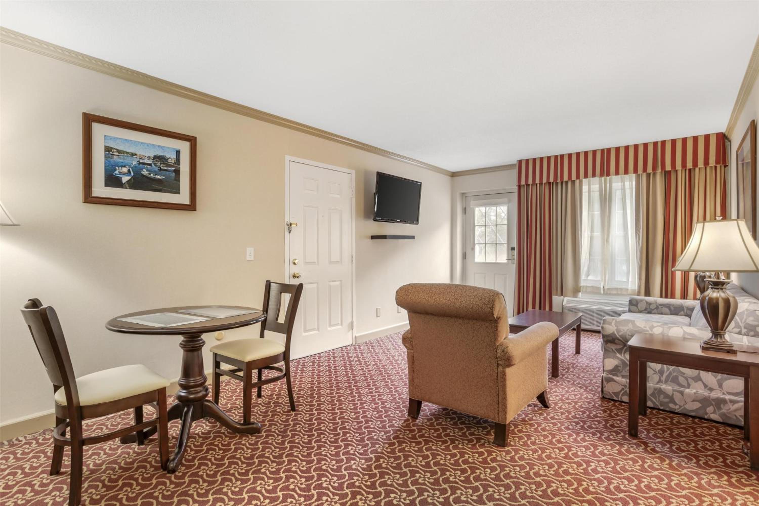 One-Bedroom Executive King Apartment with Full Kitchen and Living Room - Non-Smoking photo 2