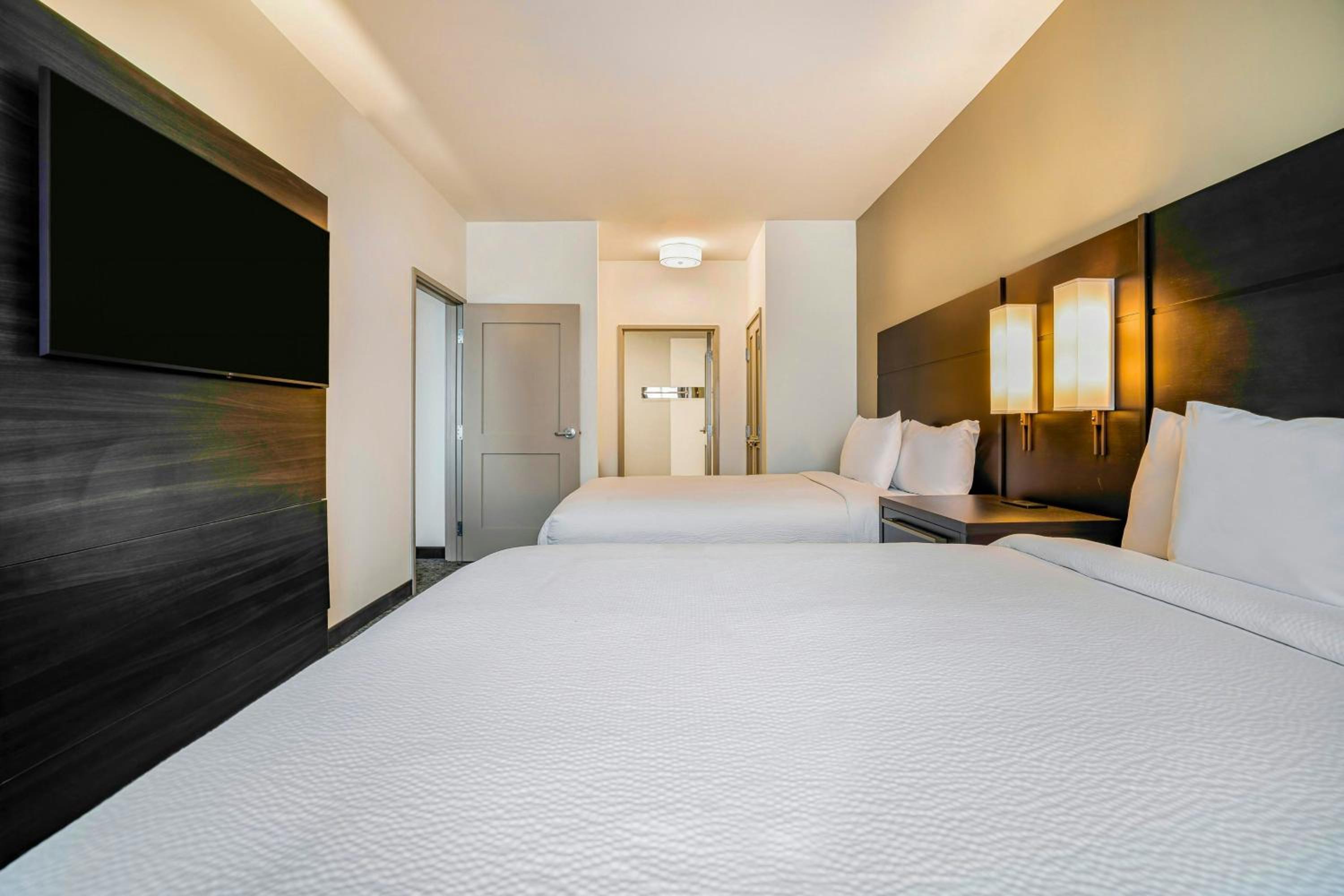 One-Bedroom Suite with Two Queen Beds and Sofa Bed - Photo 4