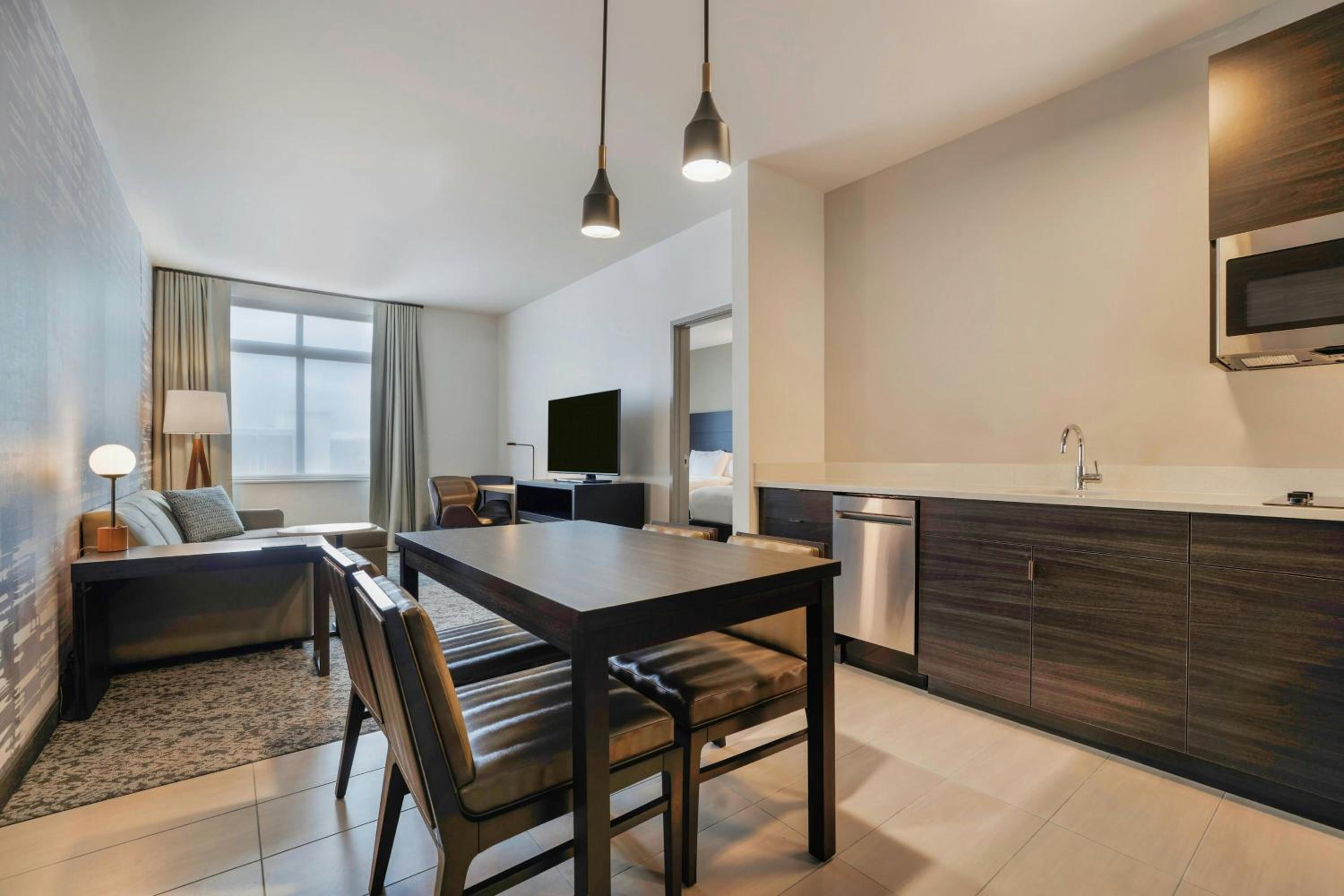 One-Bedroom Suite with Two Queen Beds and Sofa Bed - Photo 6