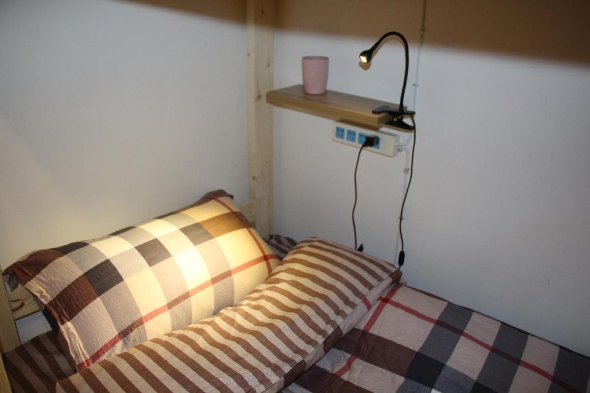 Bed in 4-Bed Male Dormitory Room photo 1