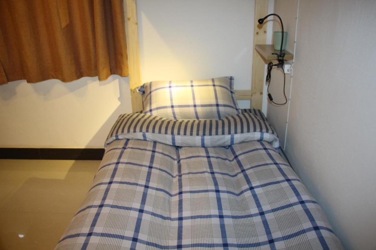 Bed in 4-Bed Male Dormitory Room photo 3
