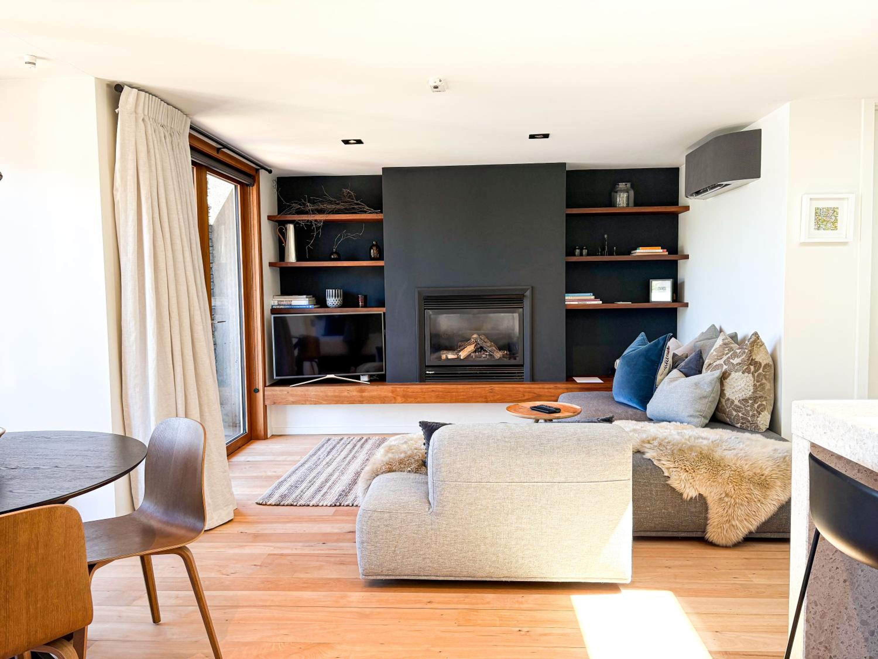 Deluxe One-Bedroom Apartment - Photo 4