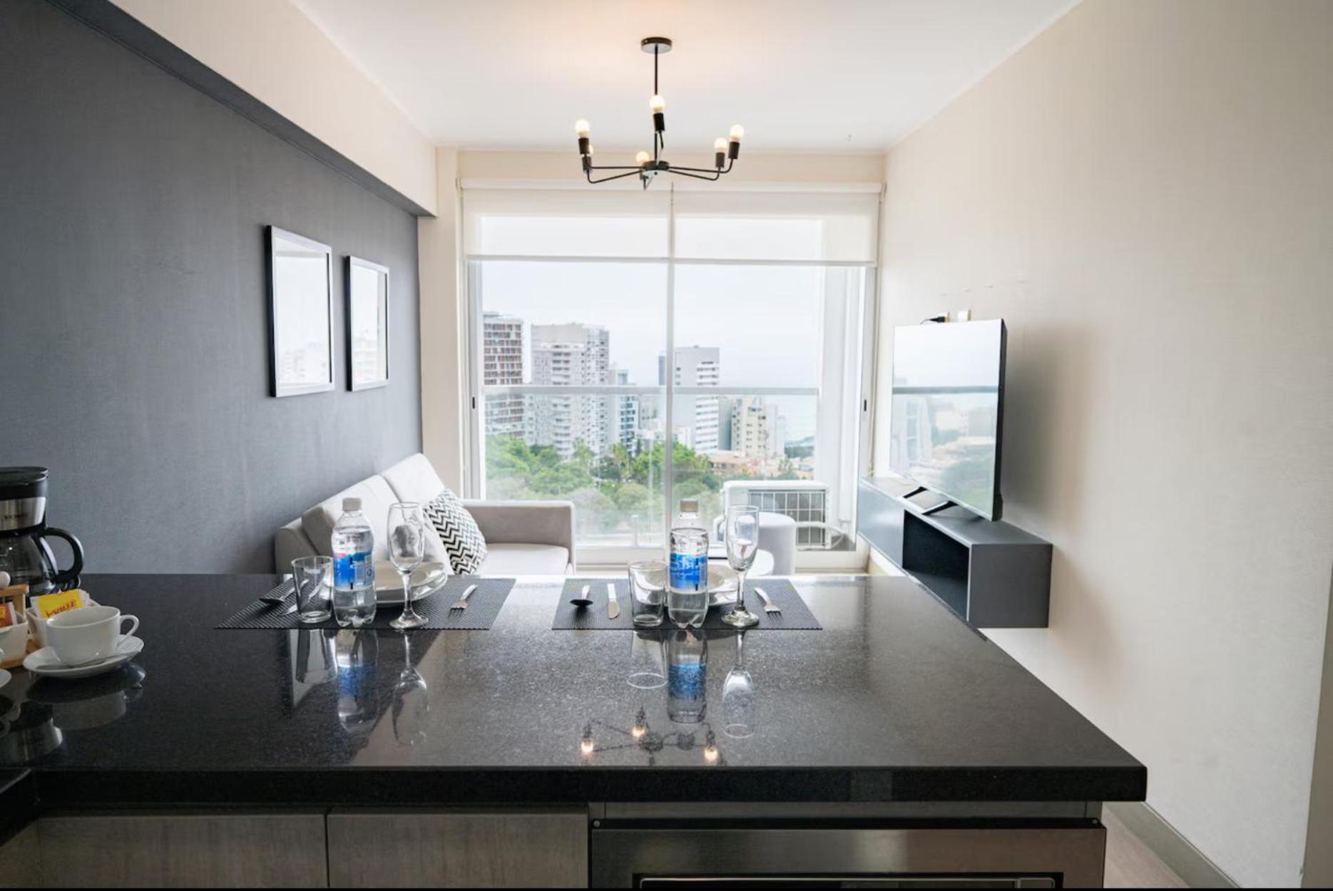 One-Bedroom Apartment with Balcony and Sea View photo 3