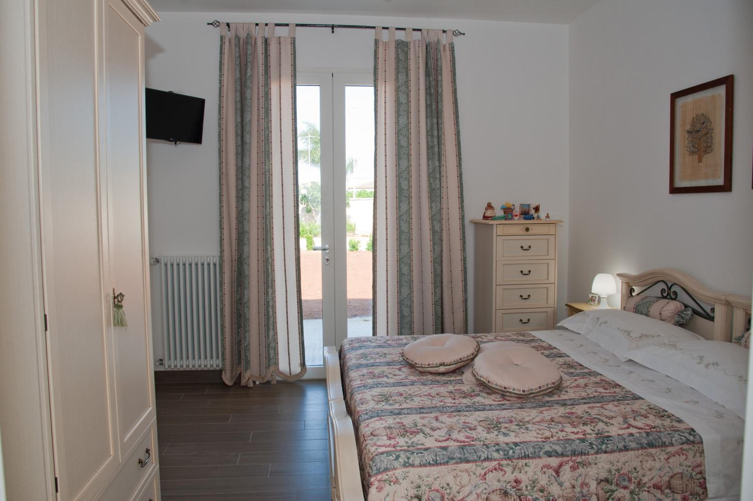 Double or Twin Room with Private Bathroom photo 2
