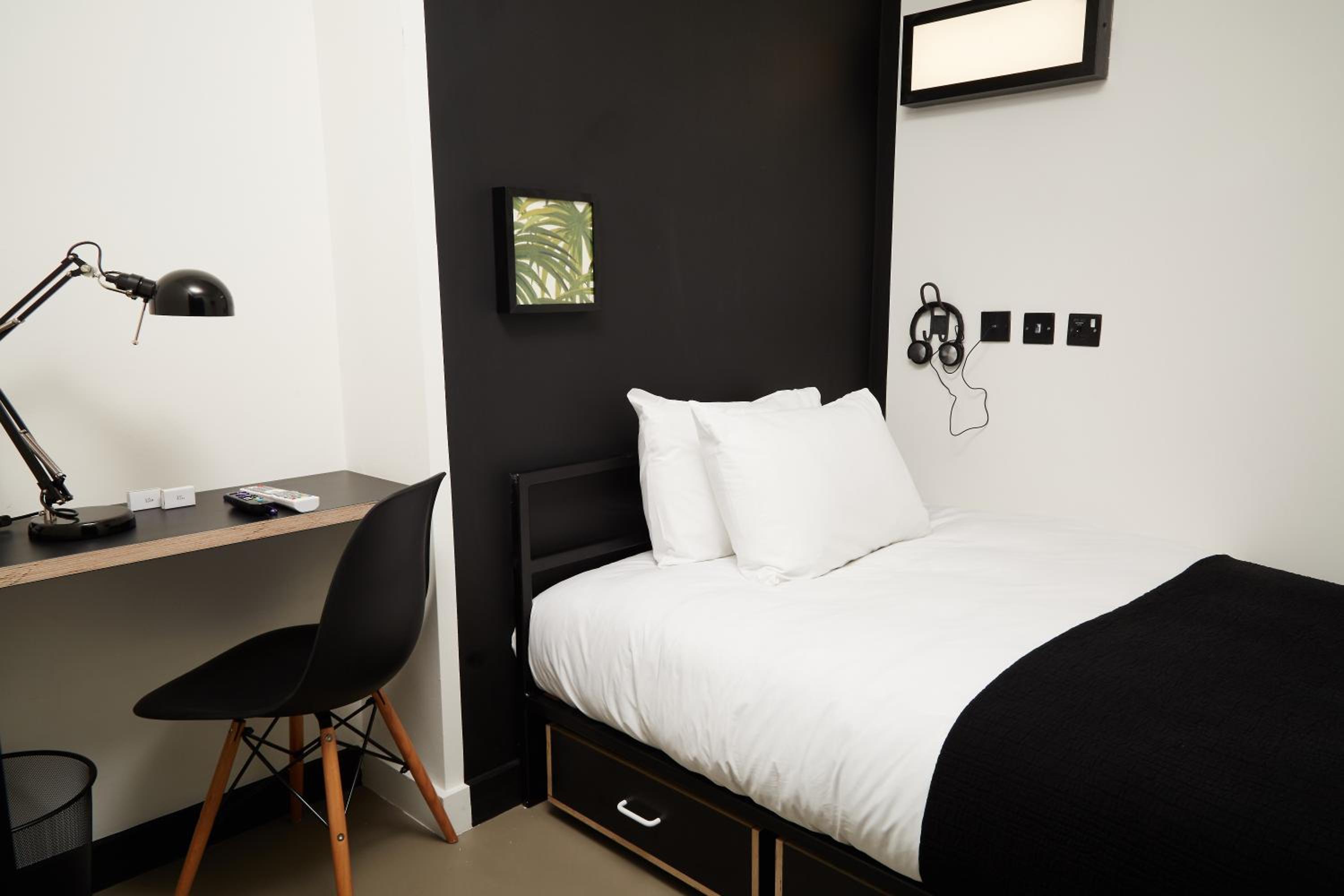 Single Room with Shared Bathroom photo 1