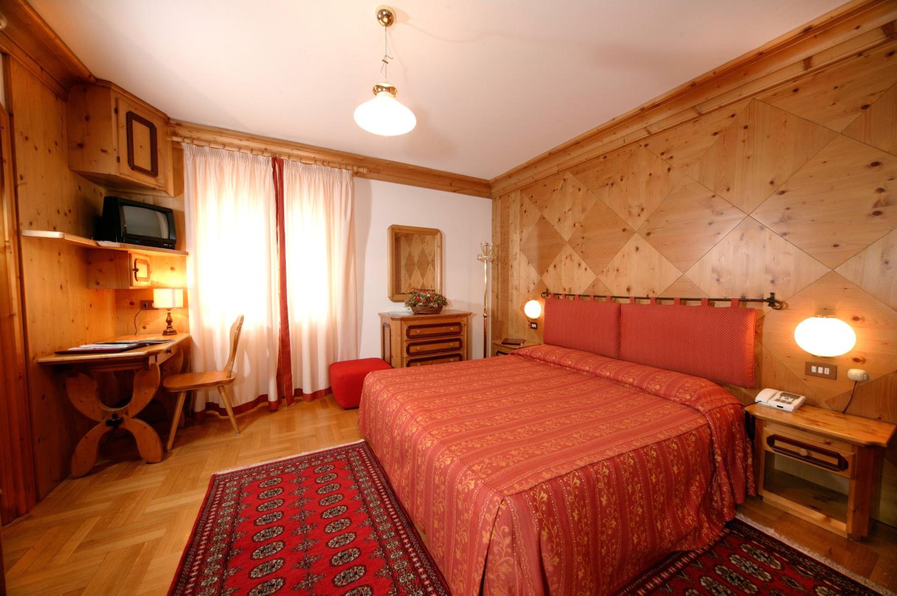 Superior Double or Twin Room with Balcony and Mountain View photo 2
