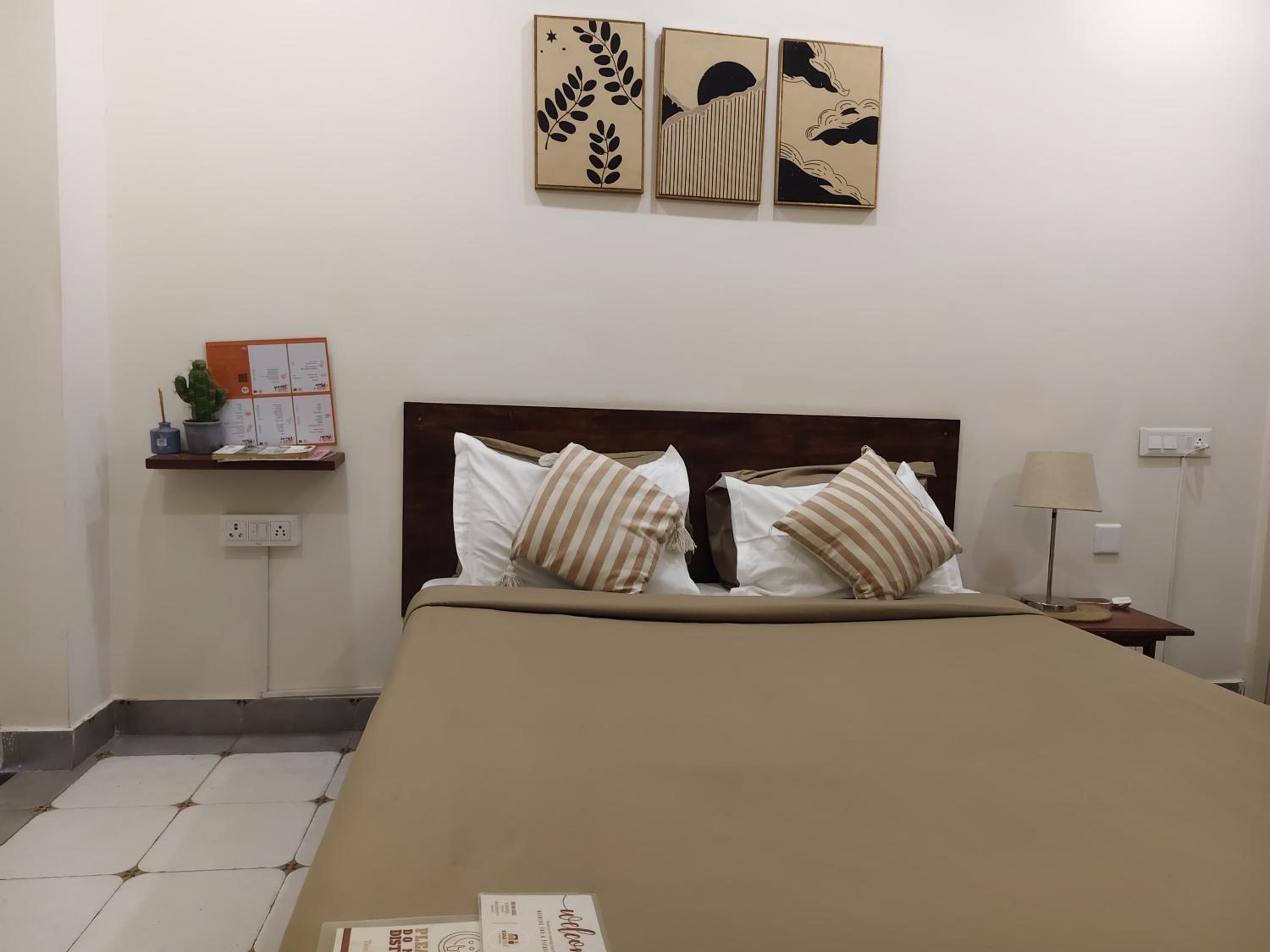 Budget Double Room - Photo 10