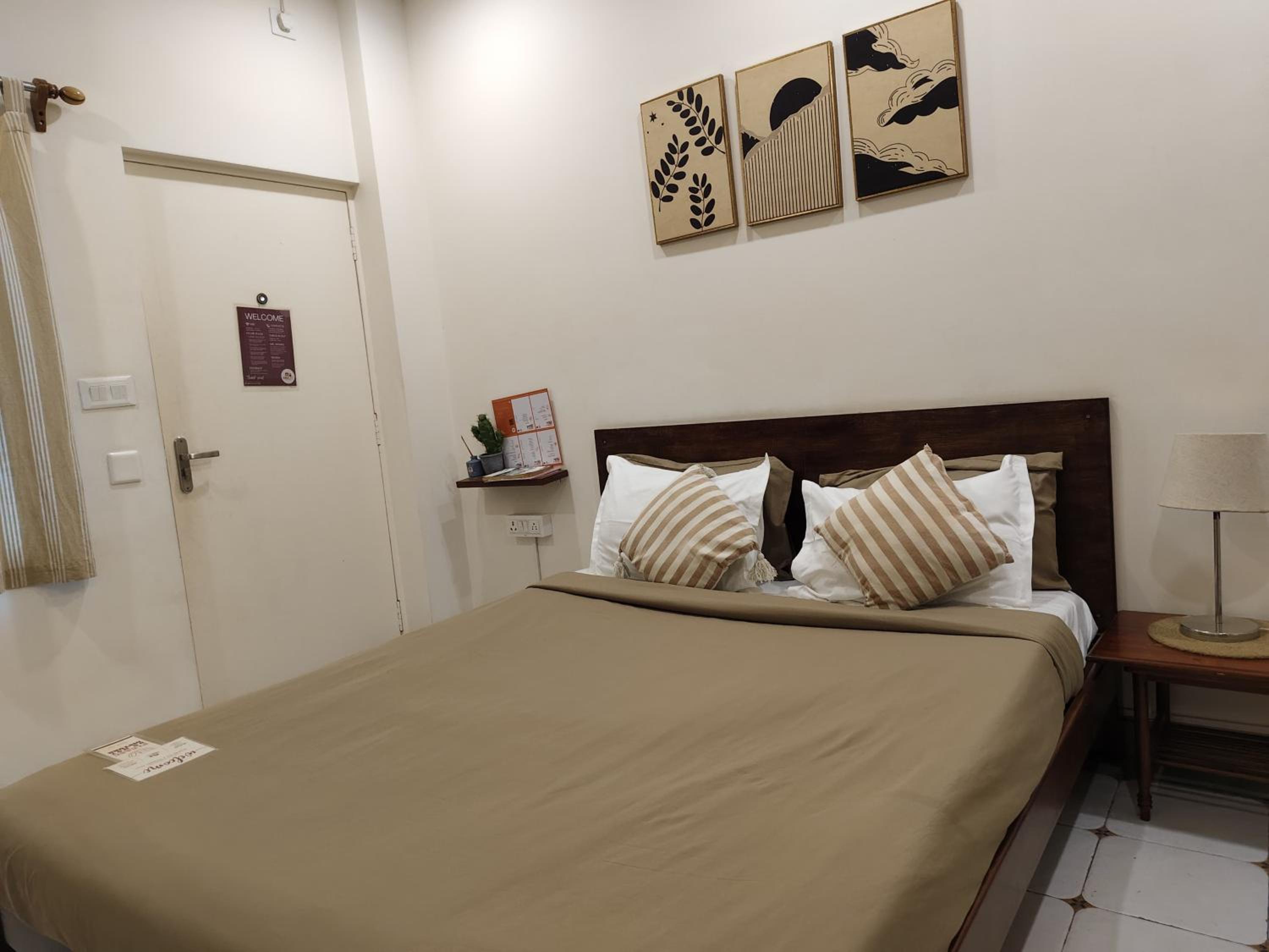 Budget Double Room - Photo 9