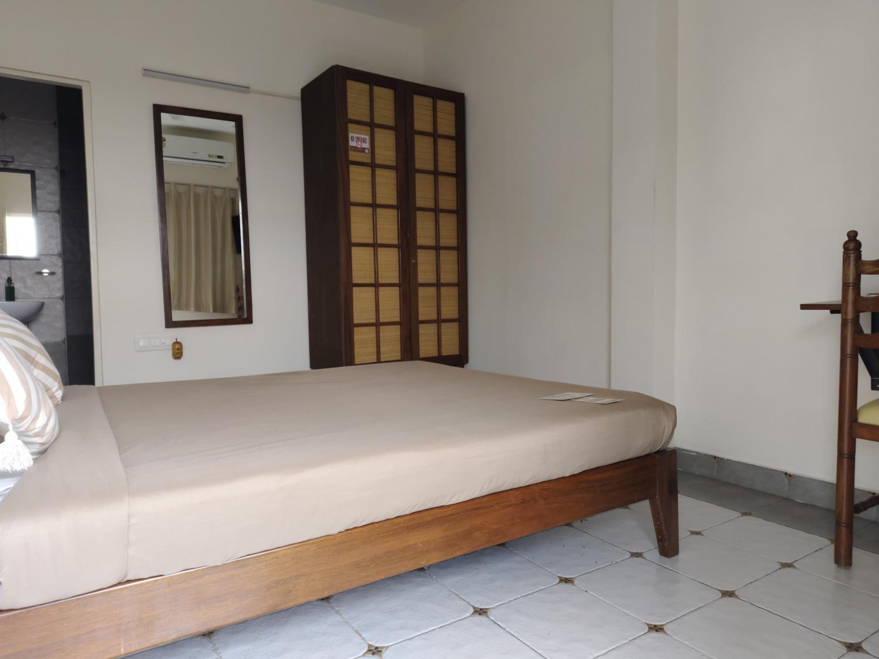 Budget Double Room - Photo 12