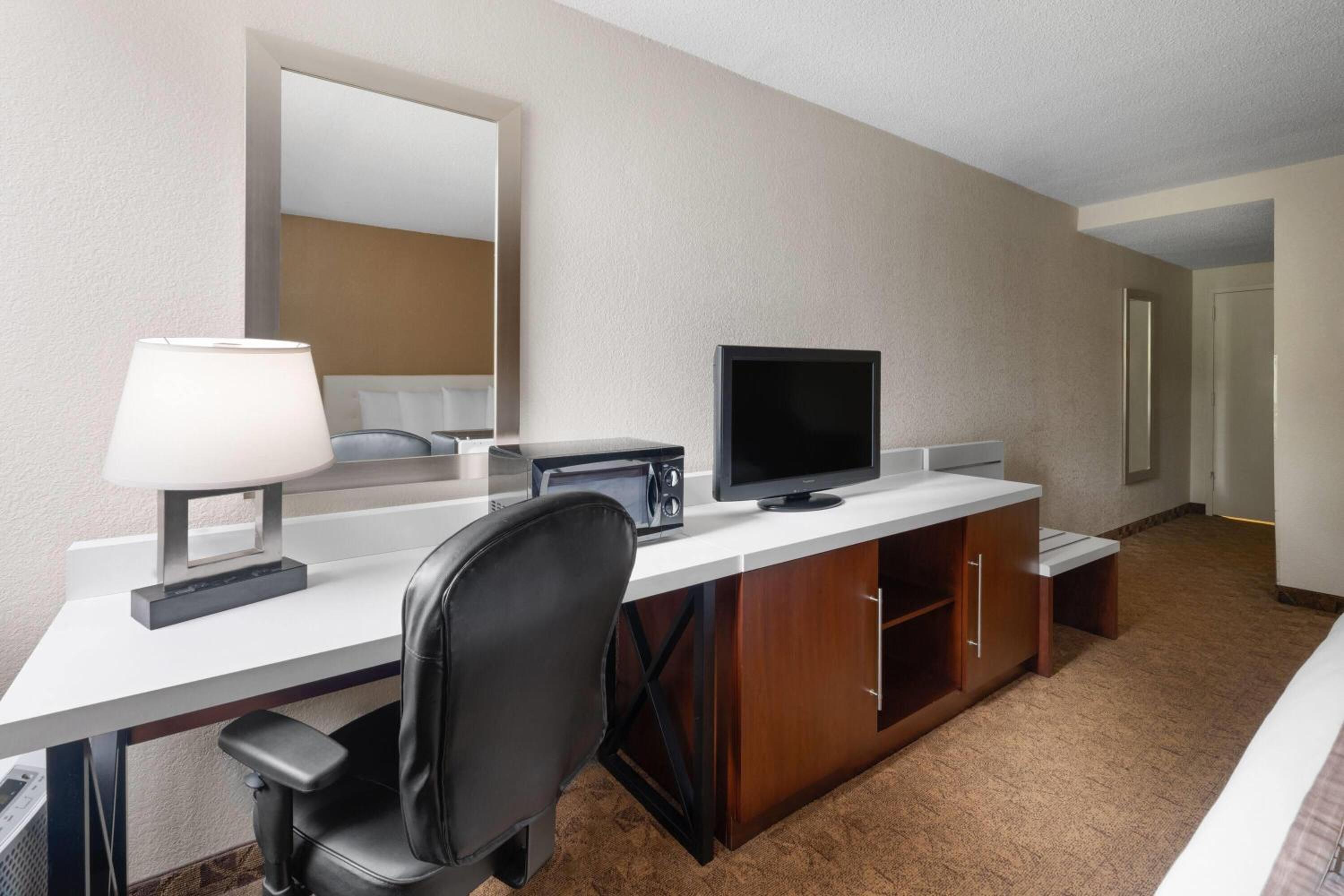 Deluxe King Suite with Kitchenette and Jetted Tub - Nonsmoking
 - Photo 2
