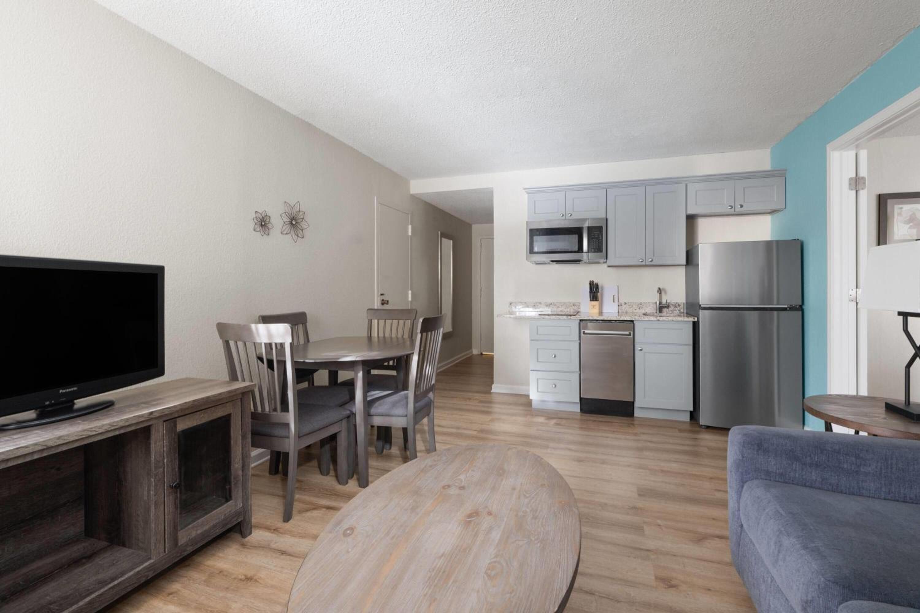 One-Bedroom Suite with Two Queen Beds and Kitchenette - Non-Smoking - Photo 3