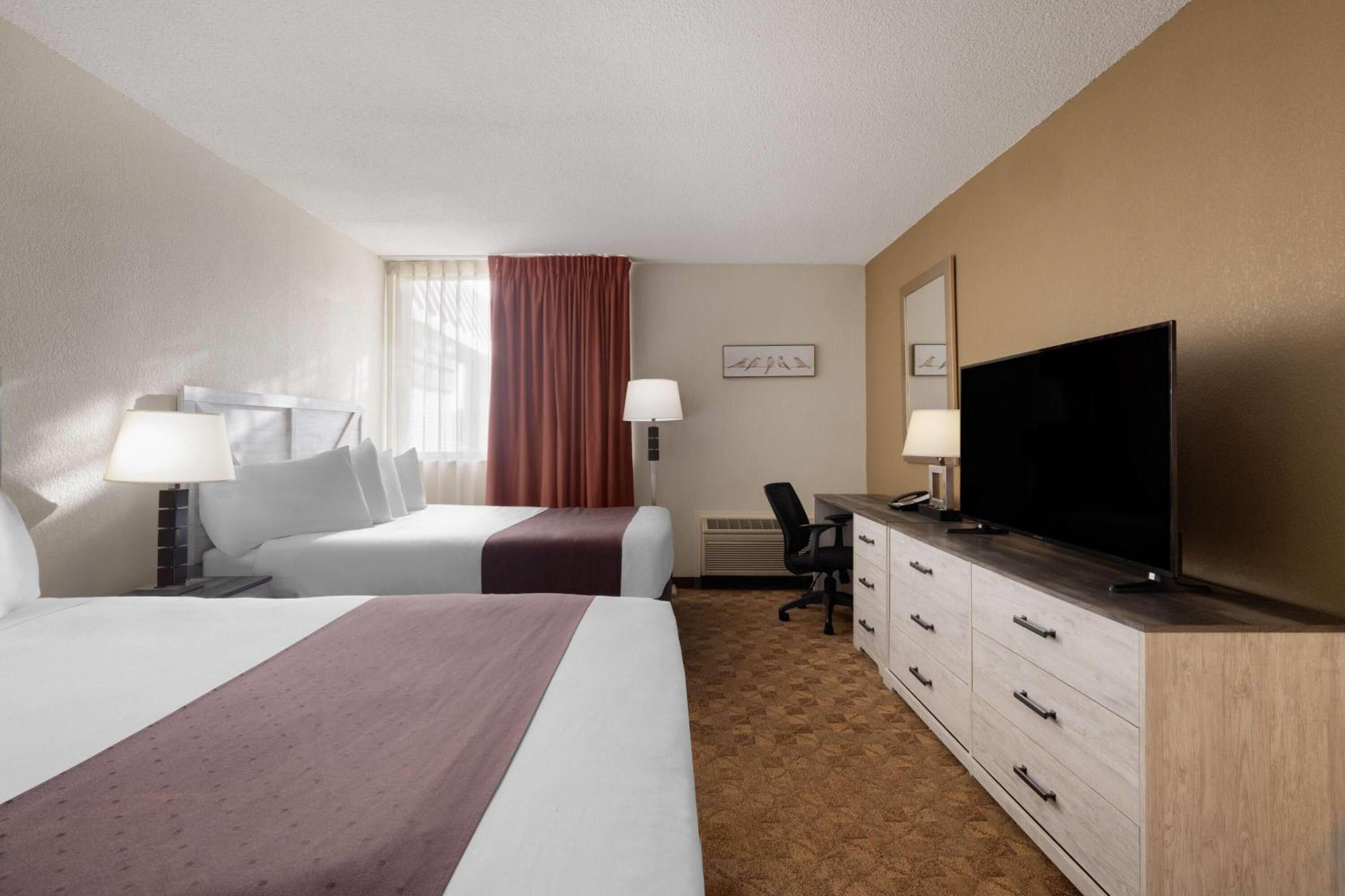 One-Bedroom Suite with Two Queen Beds and Kitchenette - Non-Smoking - Photo 4