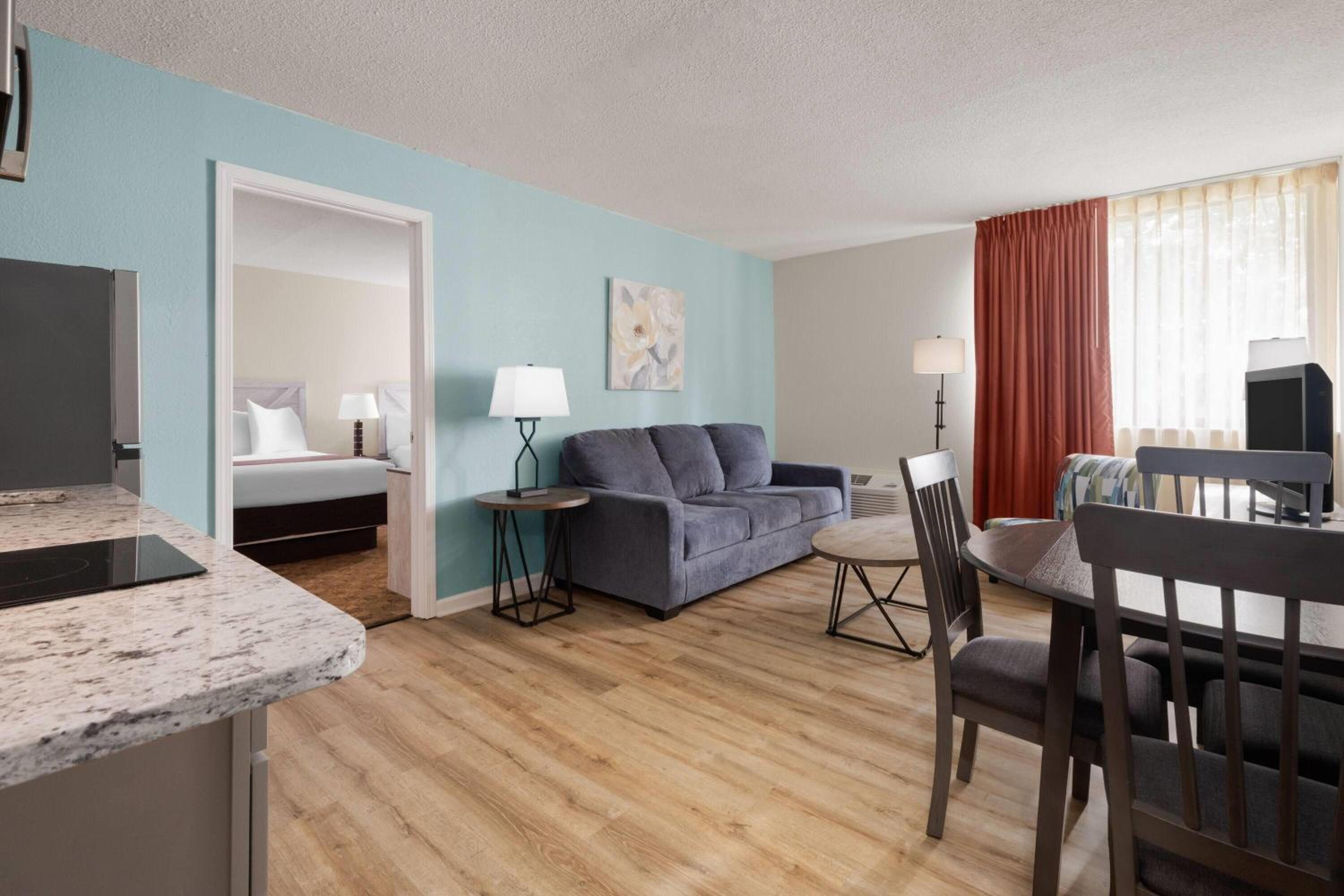 One-Bedroom Suite with Two Queen Beds and Kitchenette - Non-Smoking - Photo 5