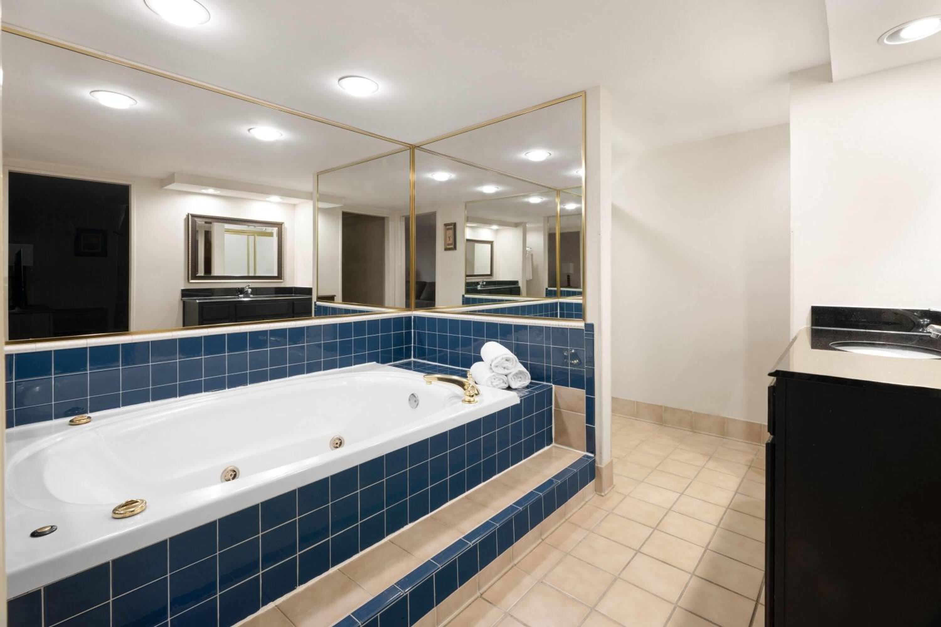 Deluxe King Suite with Jetted Tub and Kitchenette - Photo 2