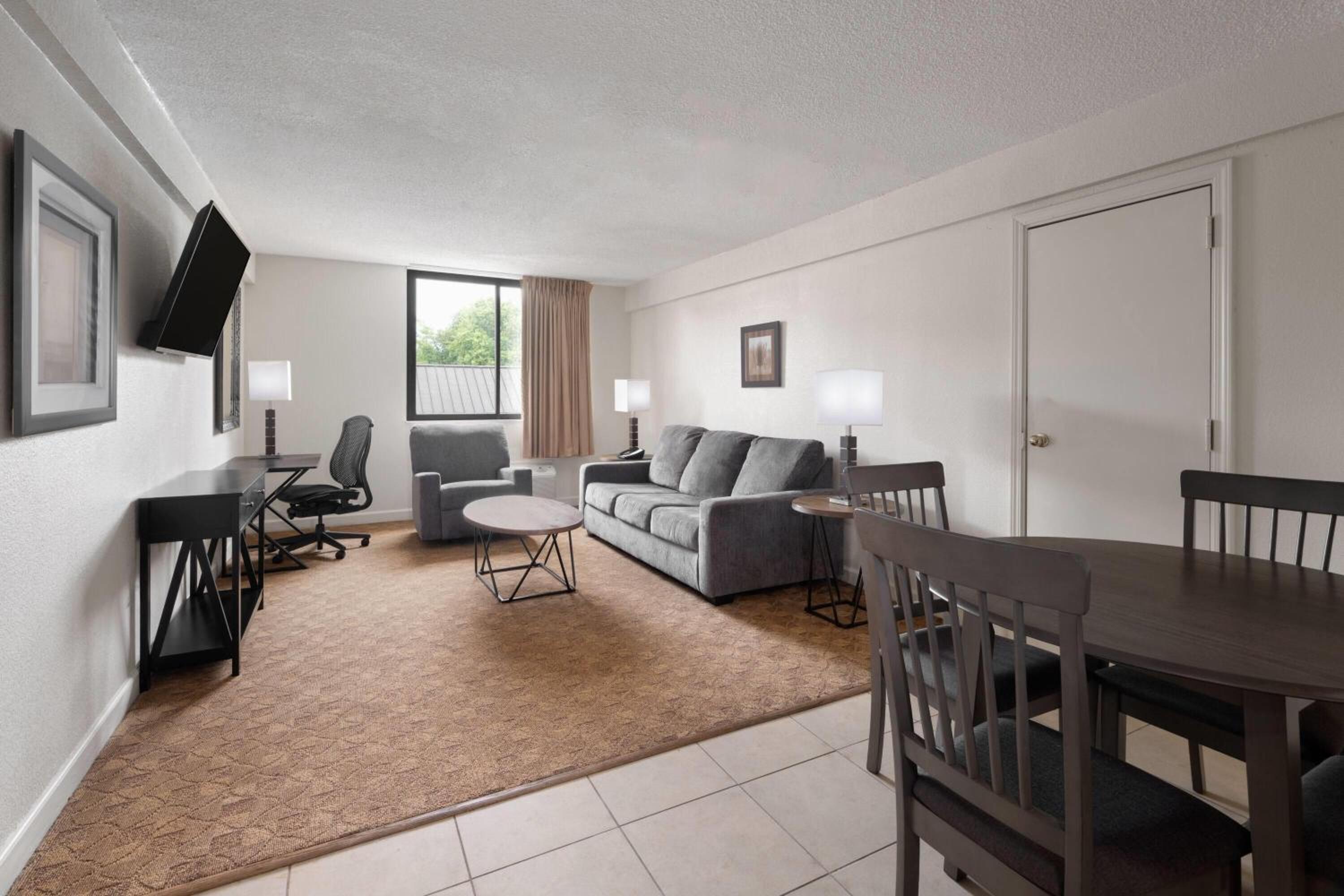 Deluxe King Suite with Jetted Tub and Kitchenette - Photo 4