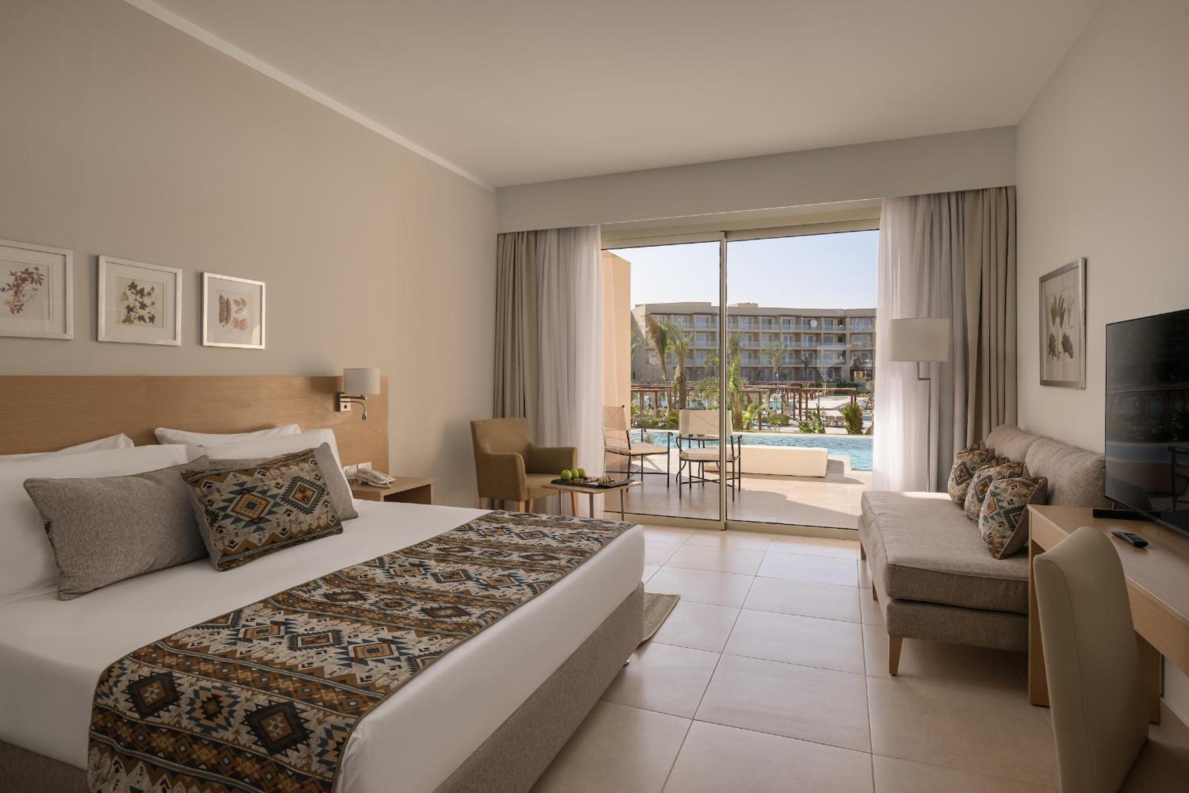 Superior, Queen Bed, Swim up