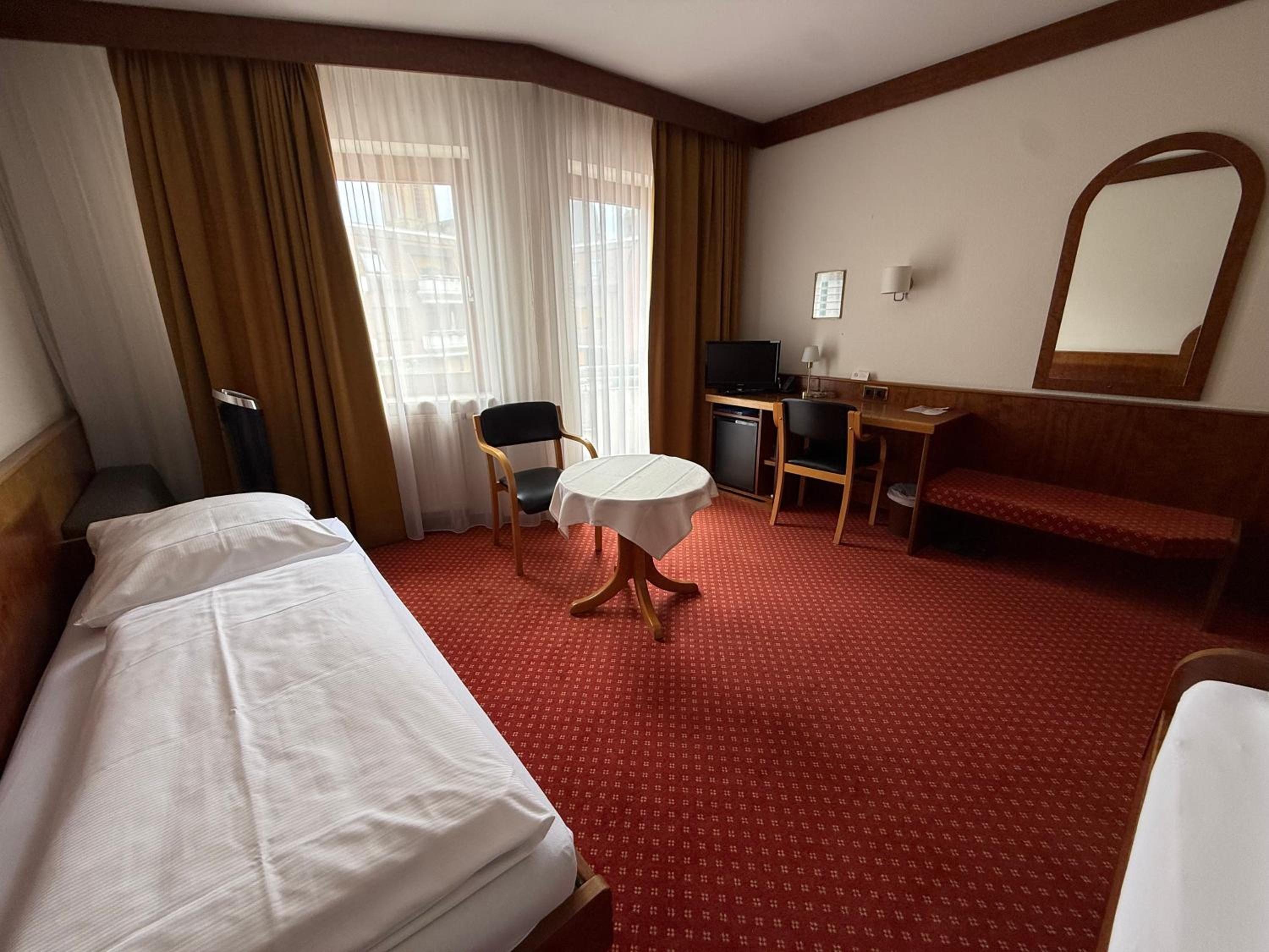 Standard Twin Room - Photo 2
