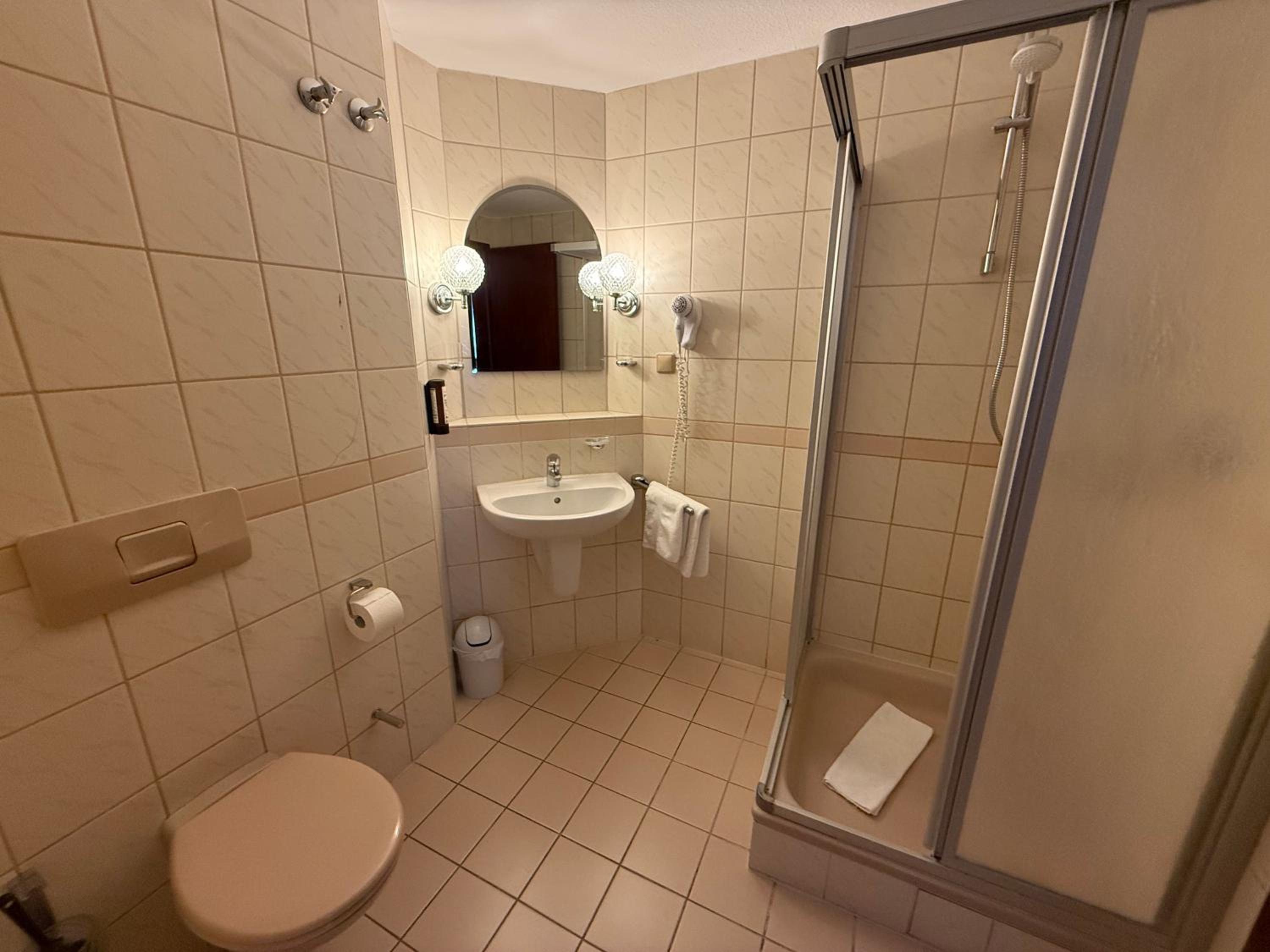Standard Twin Room - Photo 3