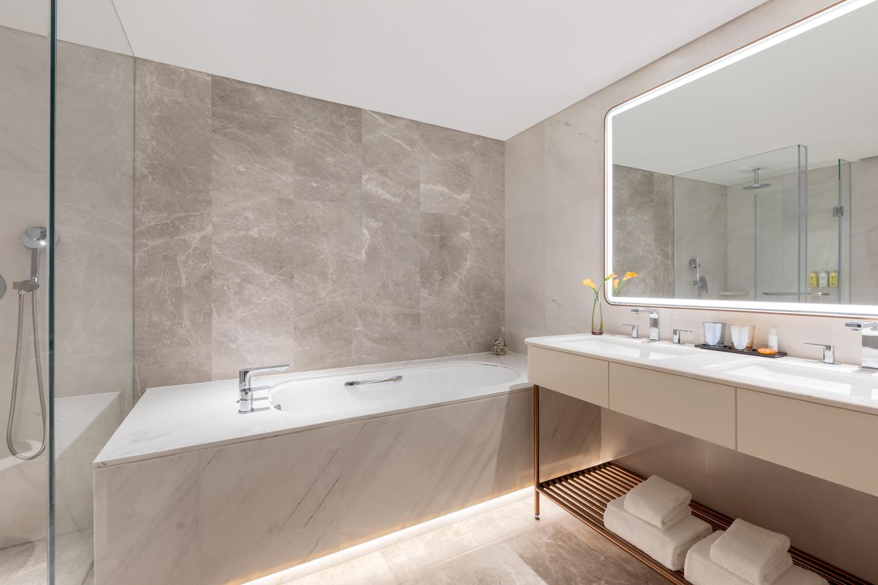 Executive Suite - Photo 2