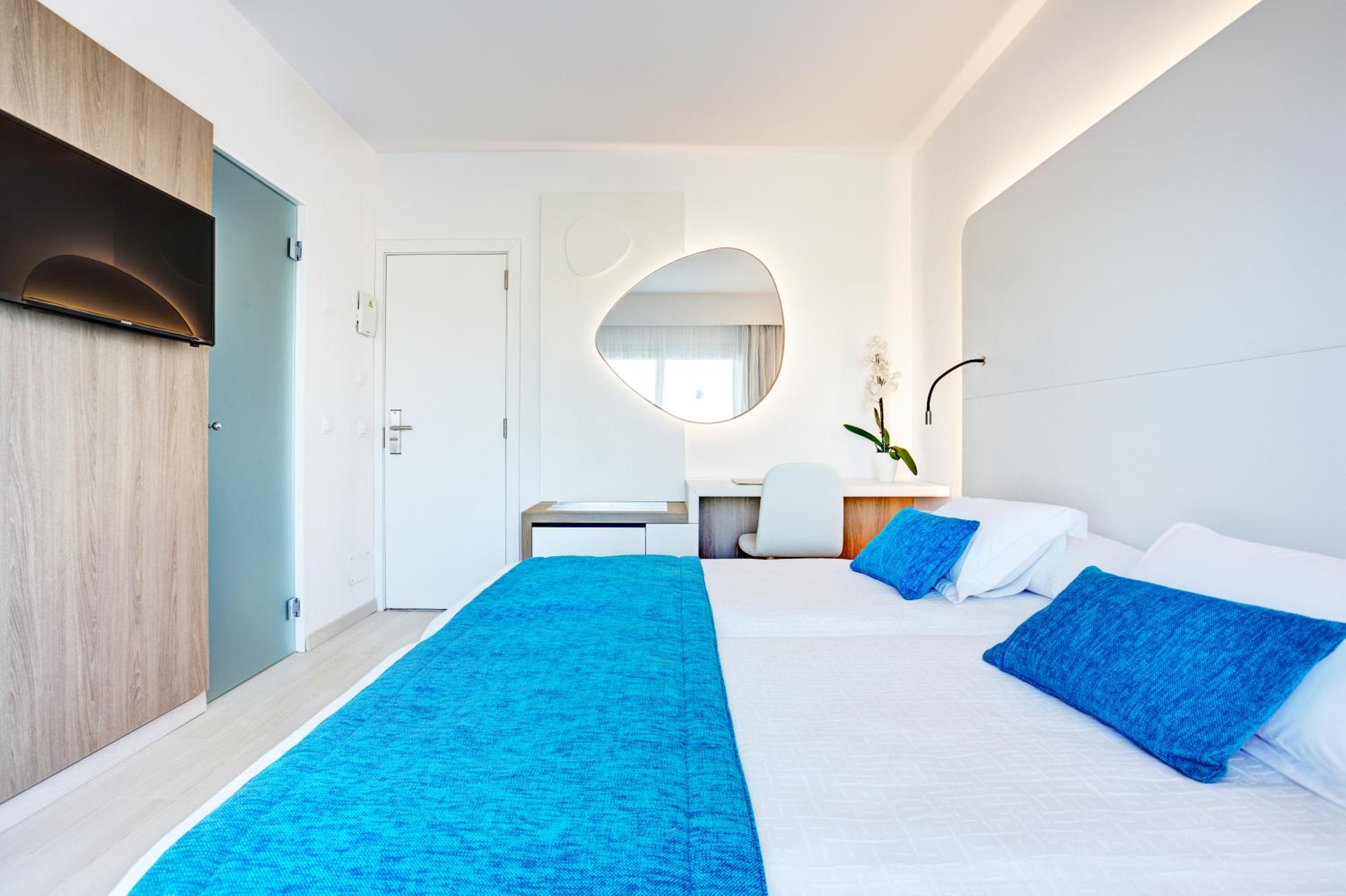 Twin Room With Side Sea View ( 2 Adults +1 Child) photo 3