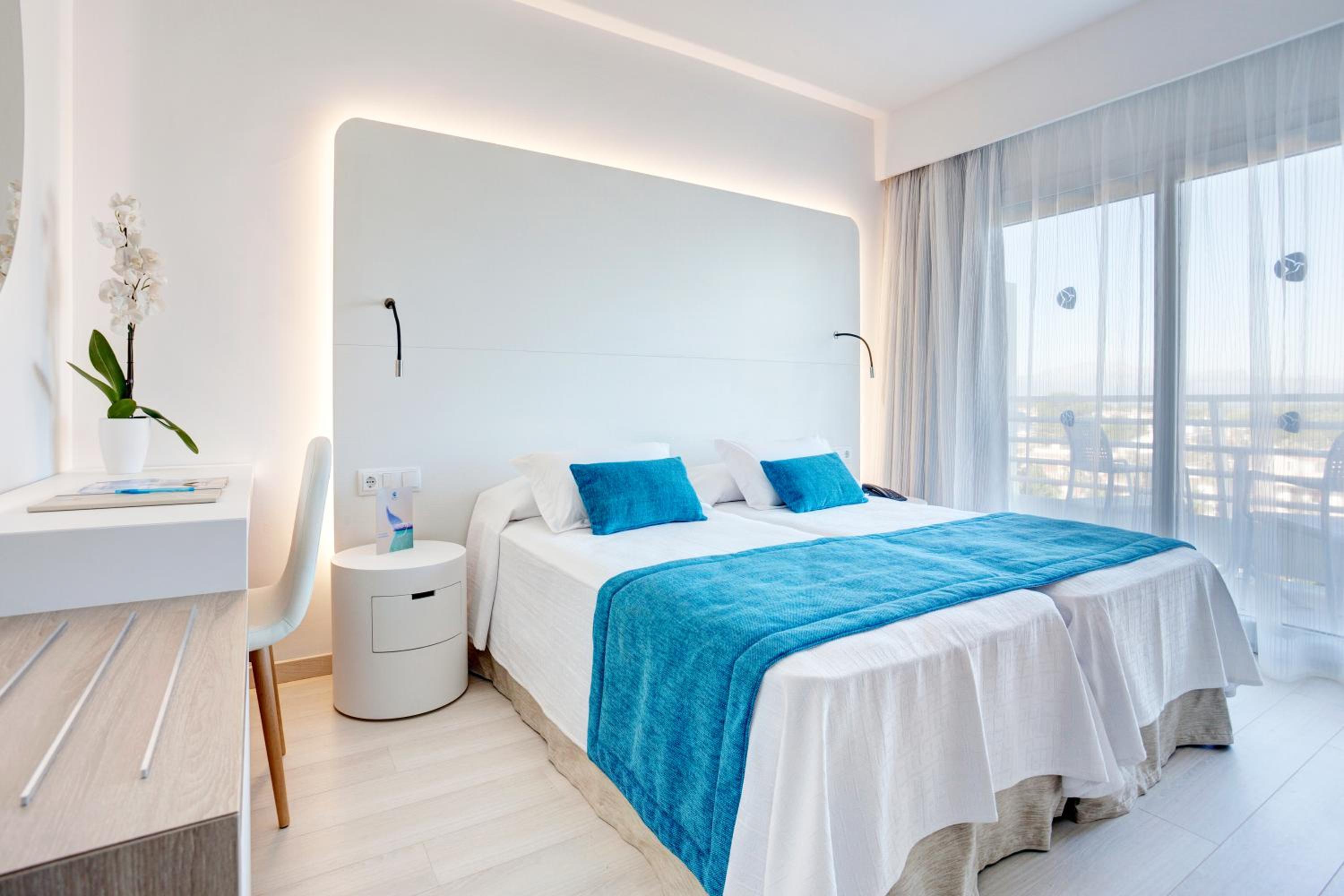 Twin Room (2 Adults + 1 Child ) photo 2