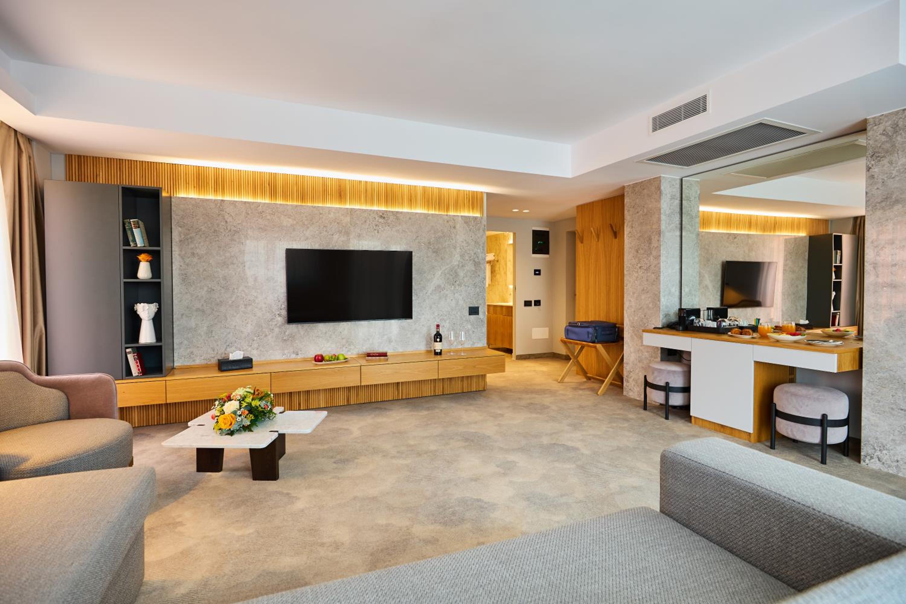 Deluxe One-Bedroom Apartment