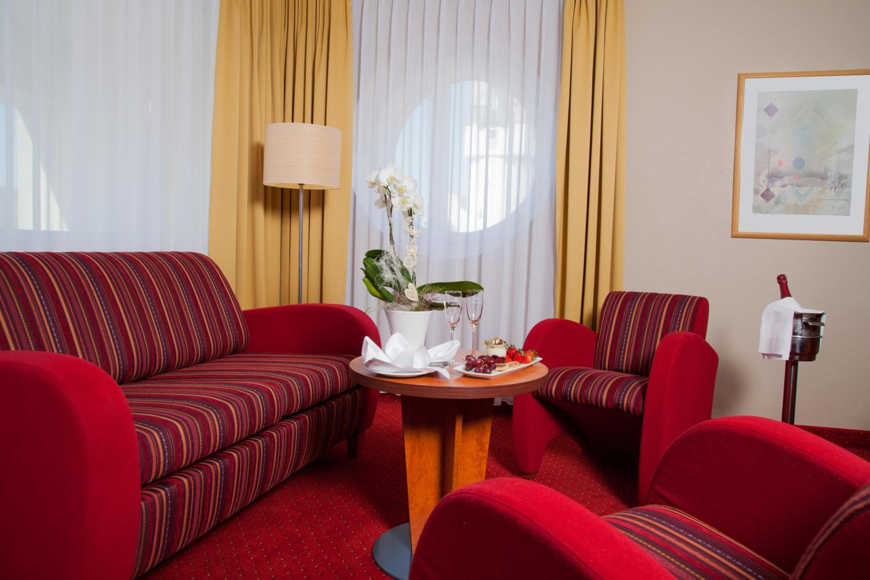 King Suite with Balcony - Photo 5
