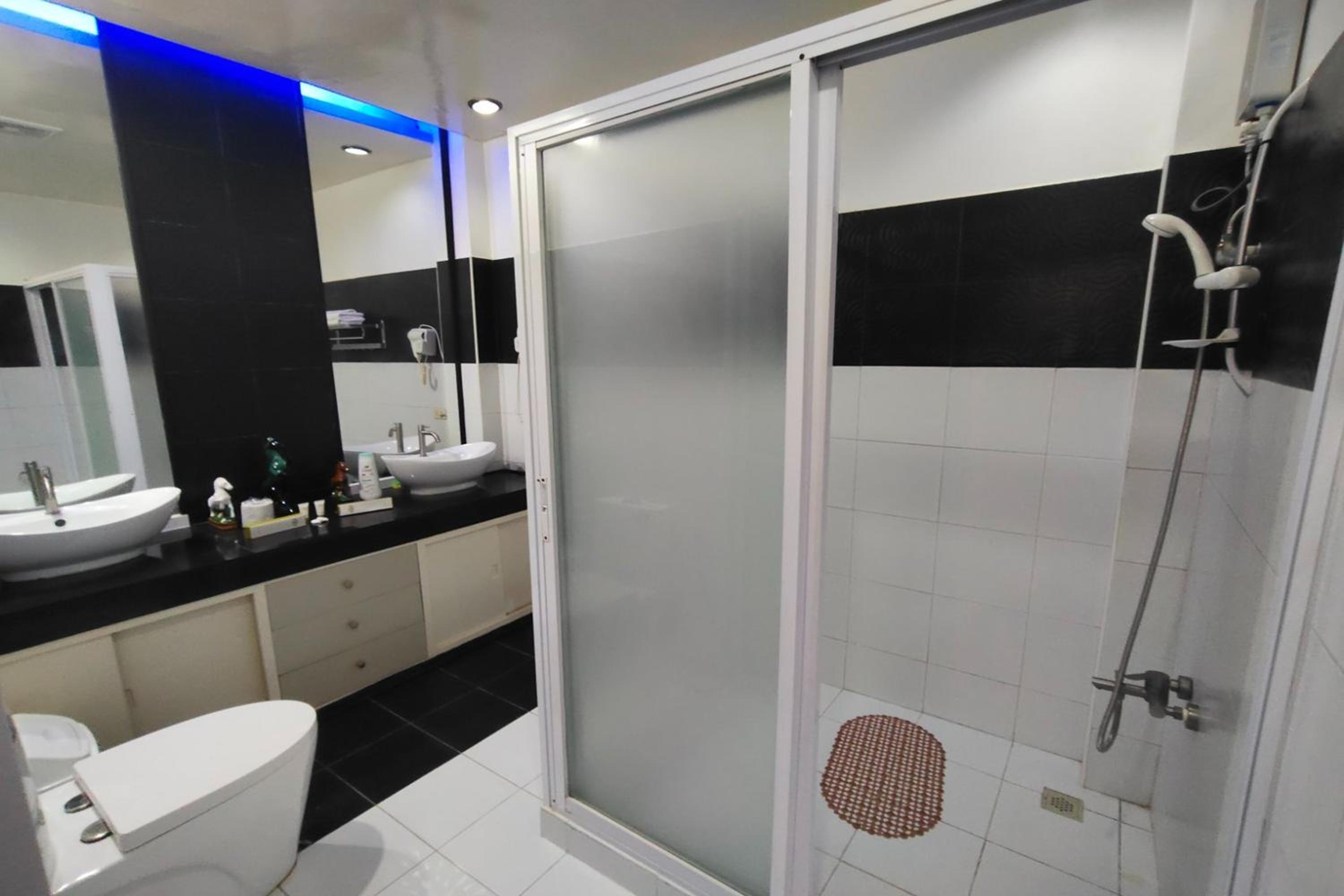 Suite - Photo 2