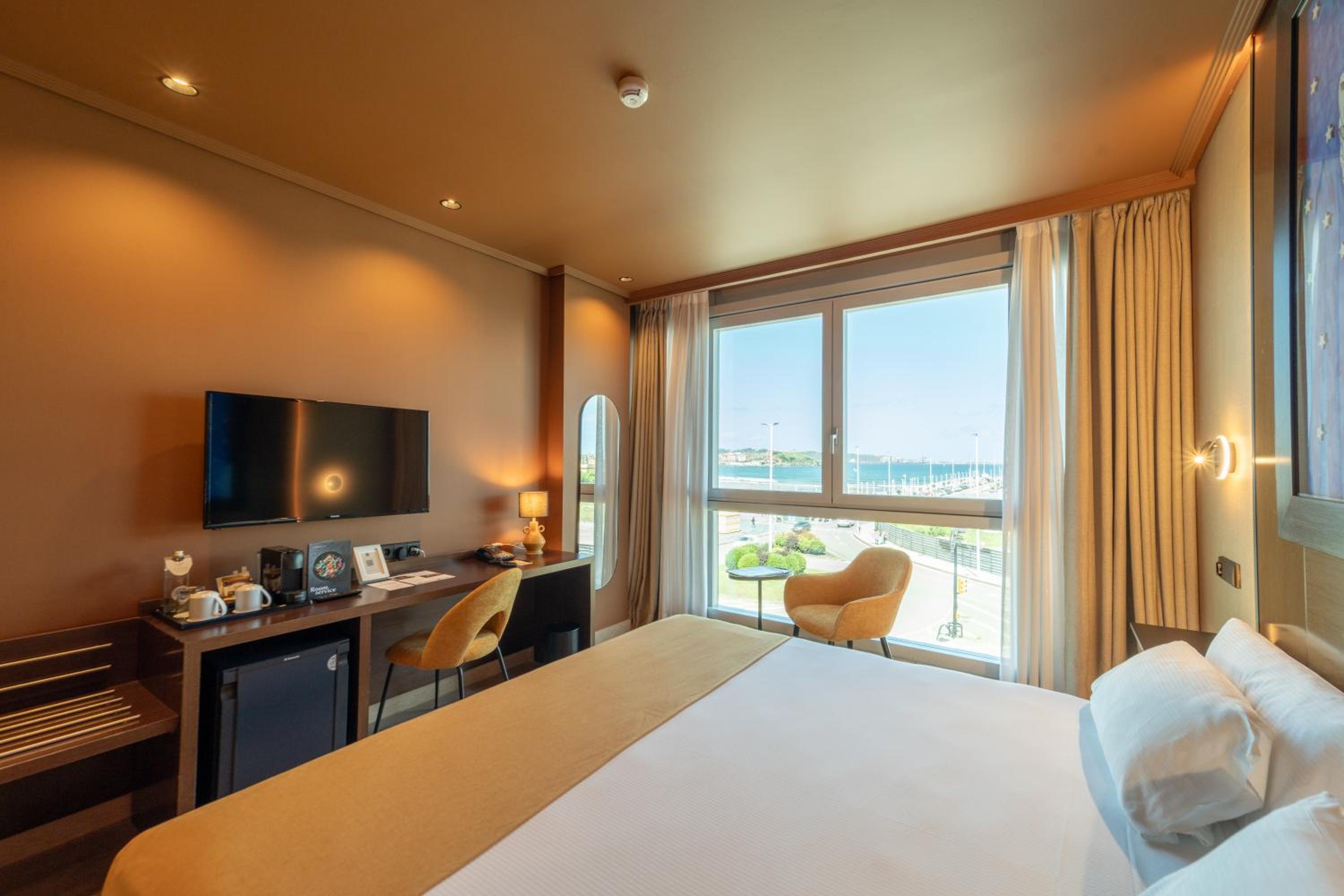 Double Room with Side Sea View - Photo 1