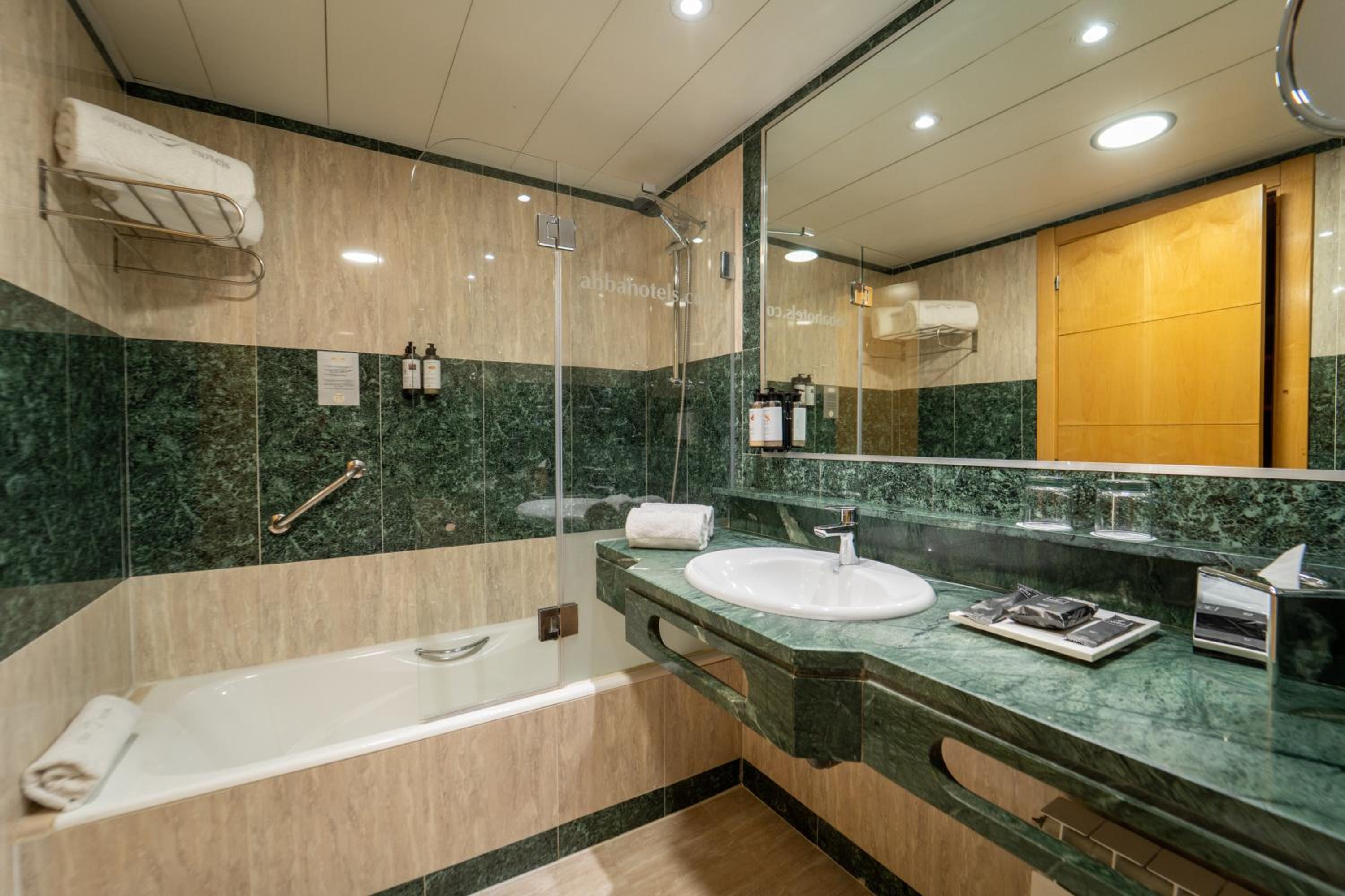 Double Room with Side Sea View - Photo 5